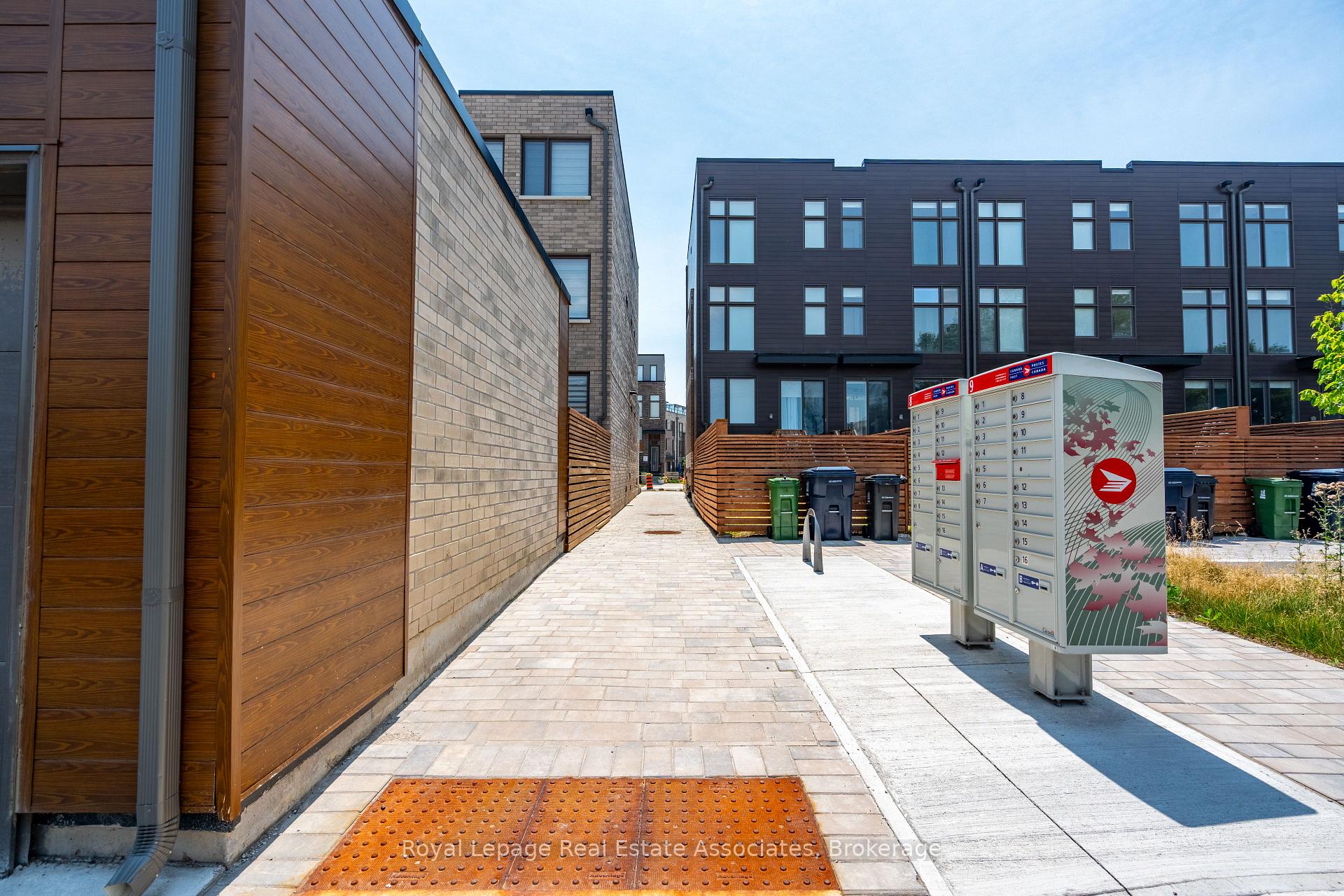 Photo 30 of 120 Green Gardens Boulevard, Toronto, Englemount-Lawrence — HOMEH