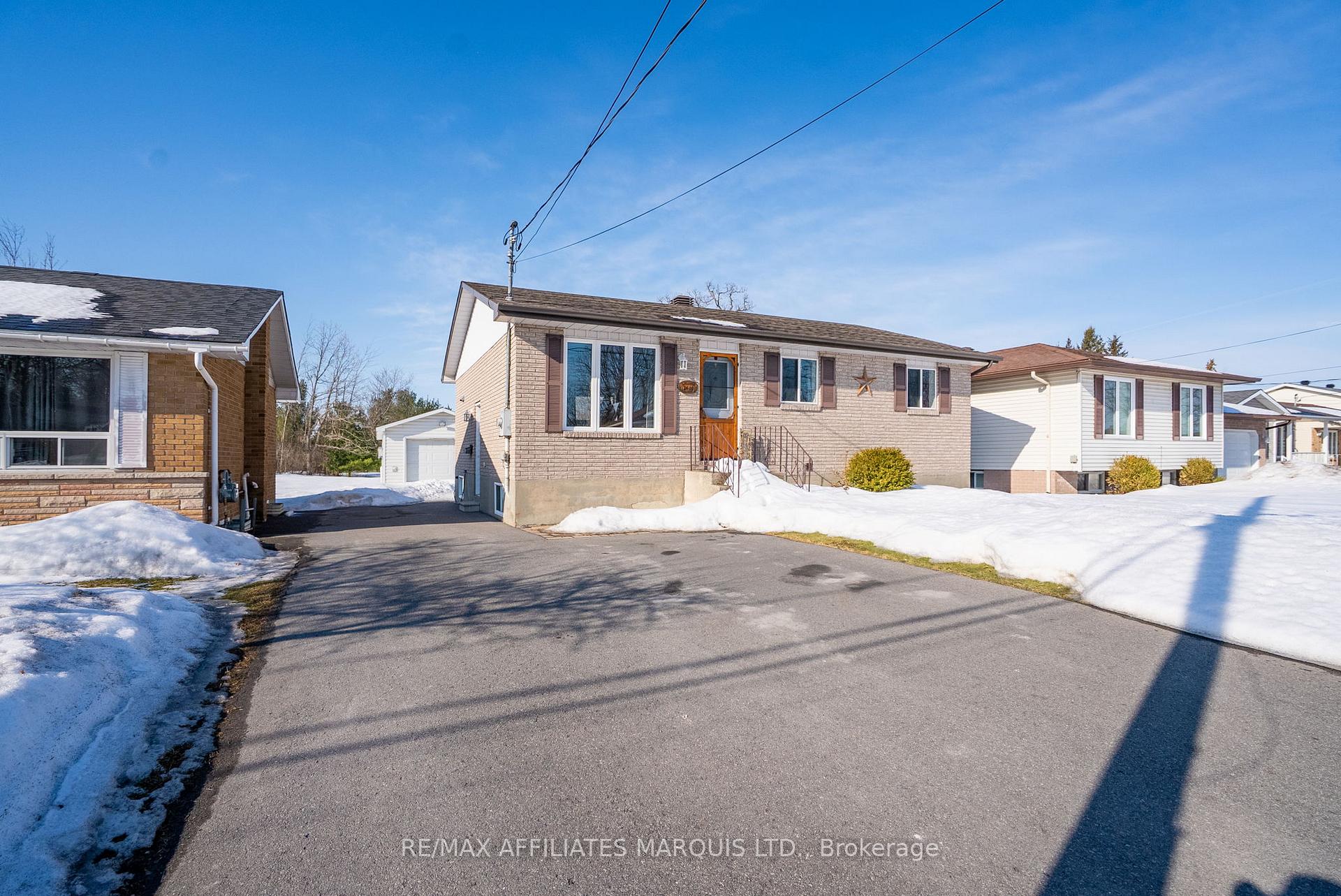Photo 2 of 2466 Edgar Street, Cornwall — HOMEH