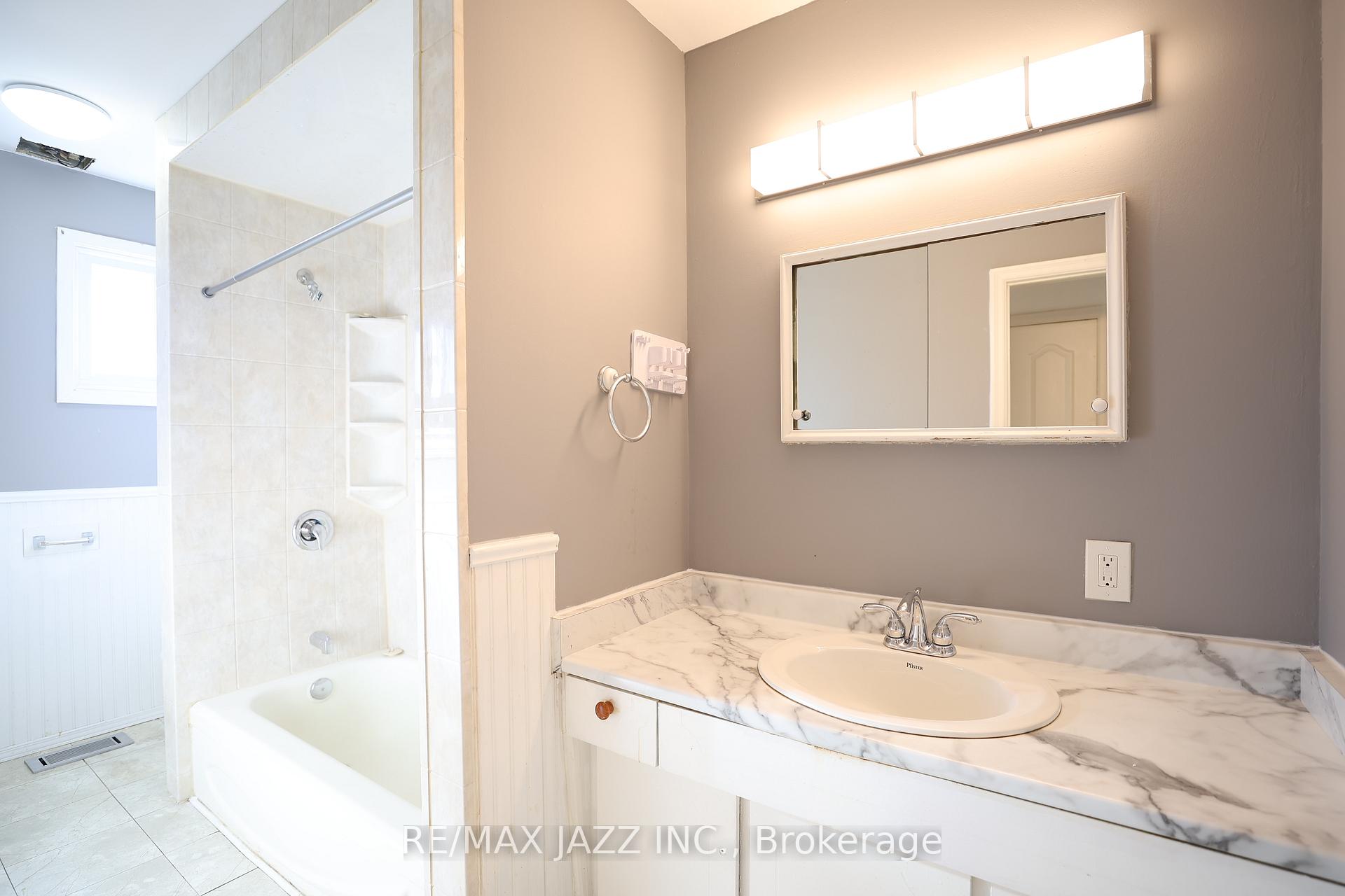 Photo 3 of 135 Springdale Crescent, Oshawa, Donevan — HOMEH