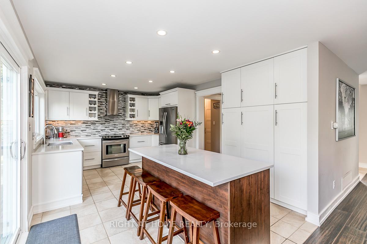 Photo 3 of 46 Alpine Way, Oro-Medonte, Horseshoe Valley — HOMEH