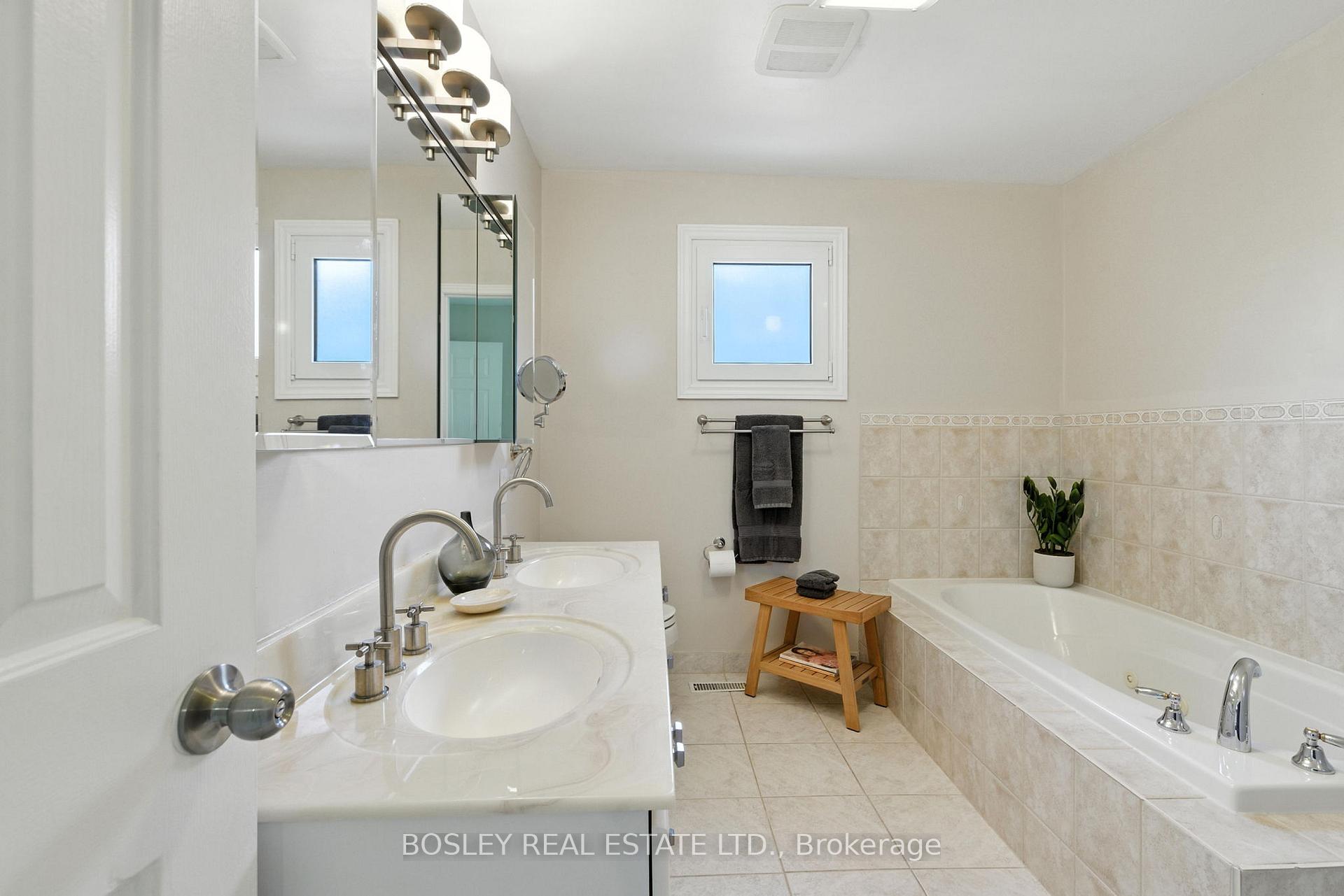 Photo 13 of 28 Lambert Road, Markham, Thornlea — HOMEH