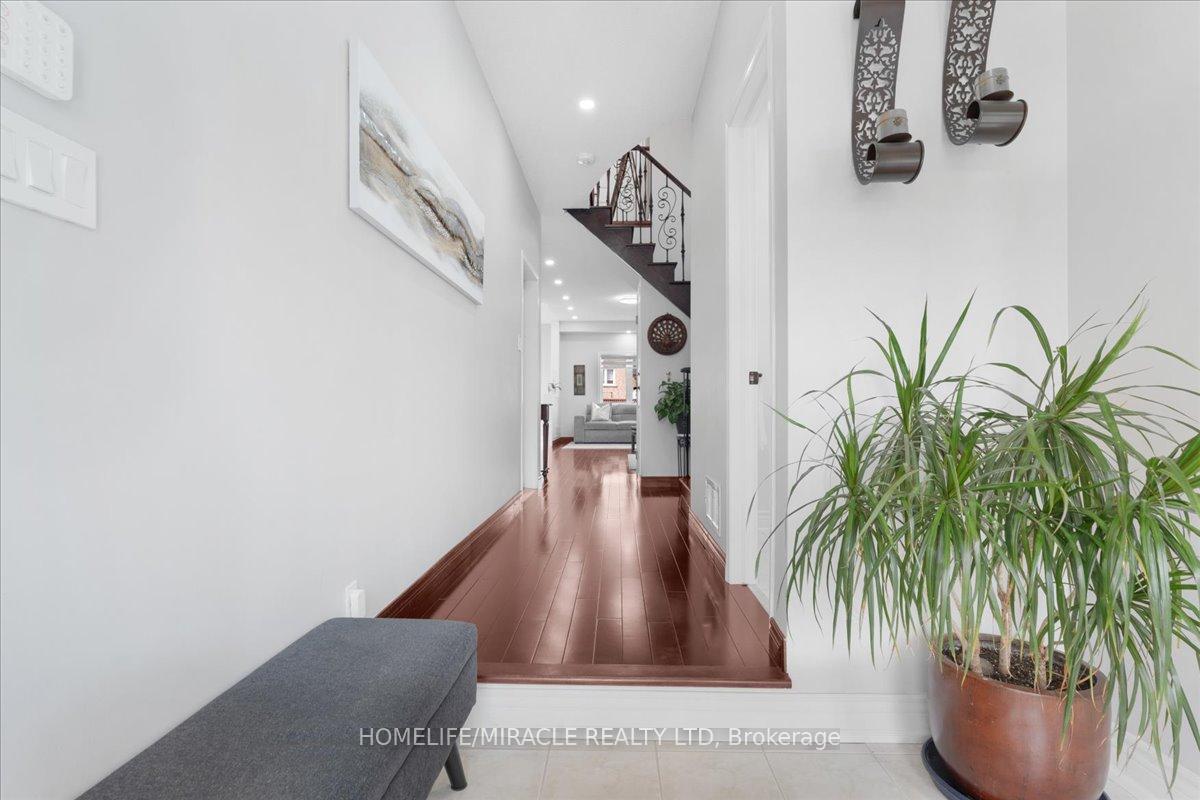 Photo 5 of 29 Charcoal Way, Brampton, Bram West — HOMEH