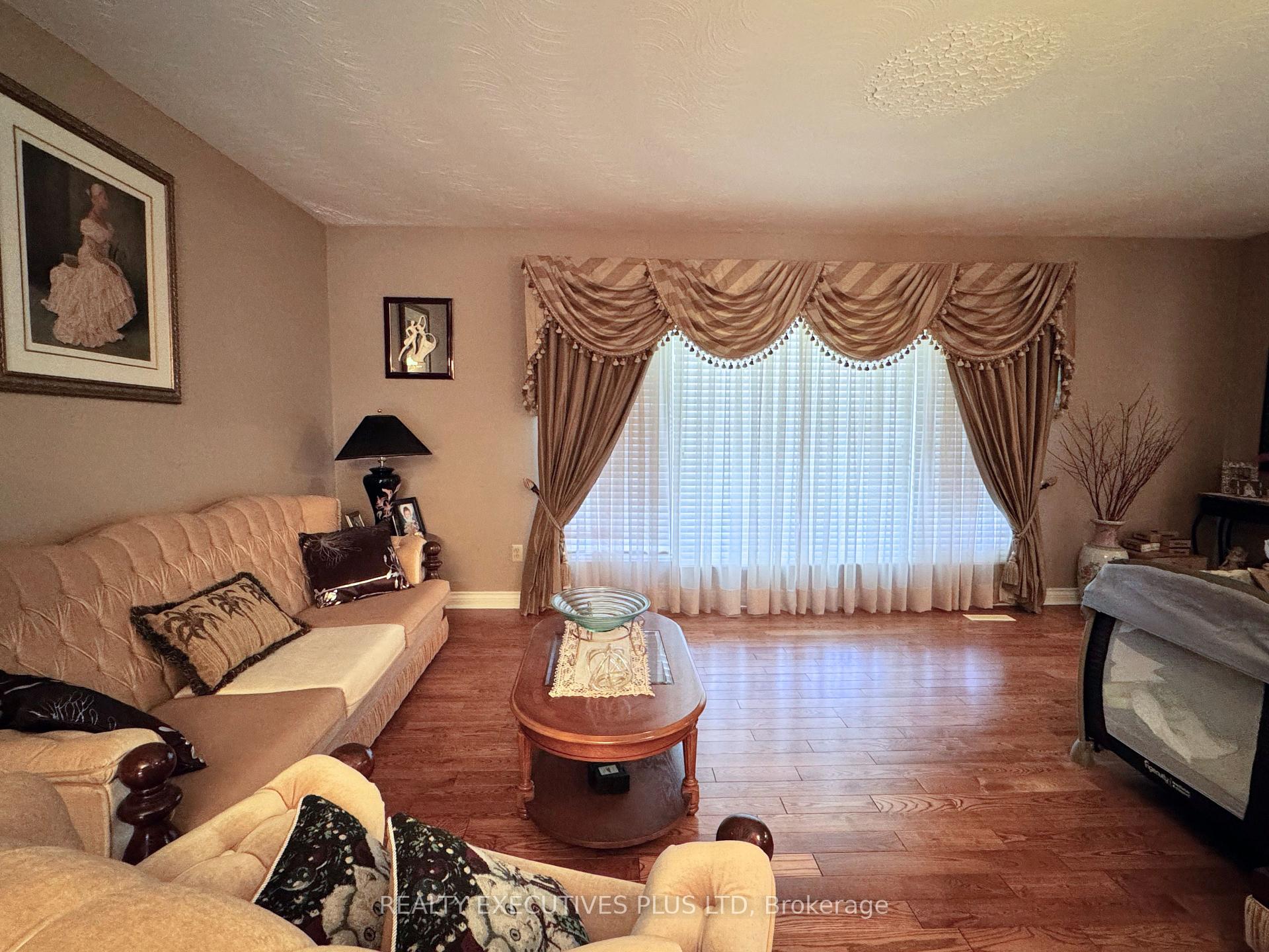 Photo 4 of 6 Mcleod Court, Caledon, Caledon East — HOMEH