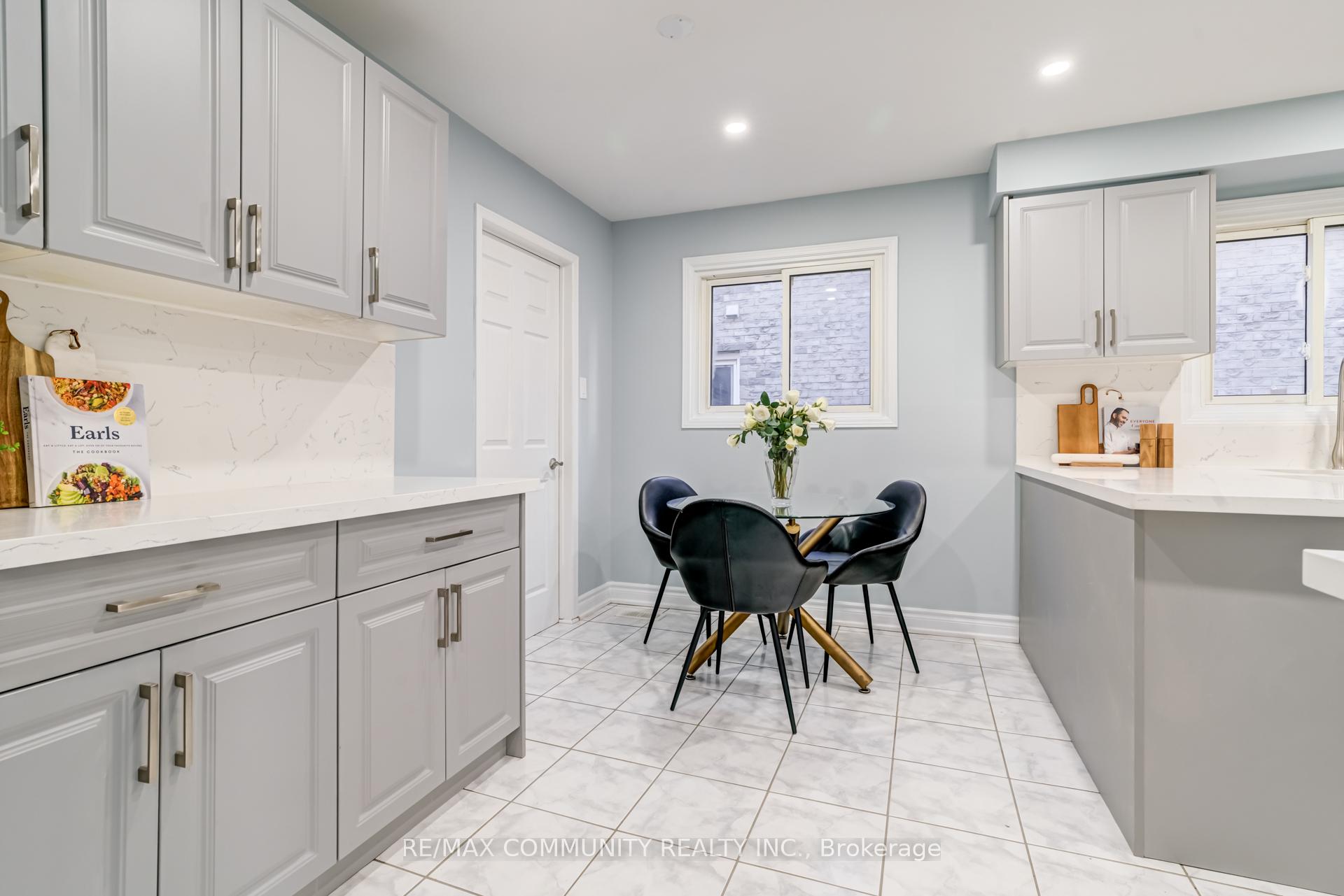 Photo 3 of 37 Irenemount Crescent, Markham, Middlefield — HOMEH