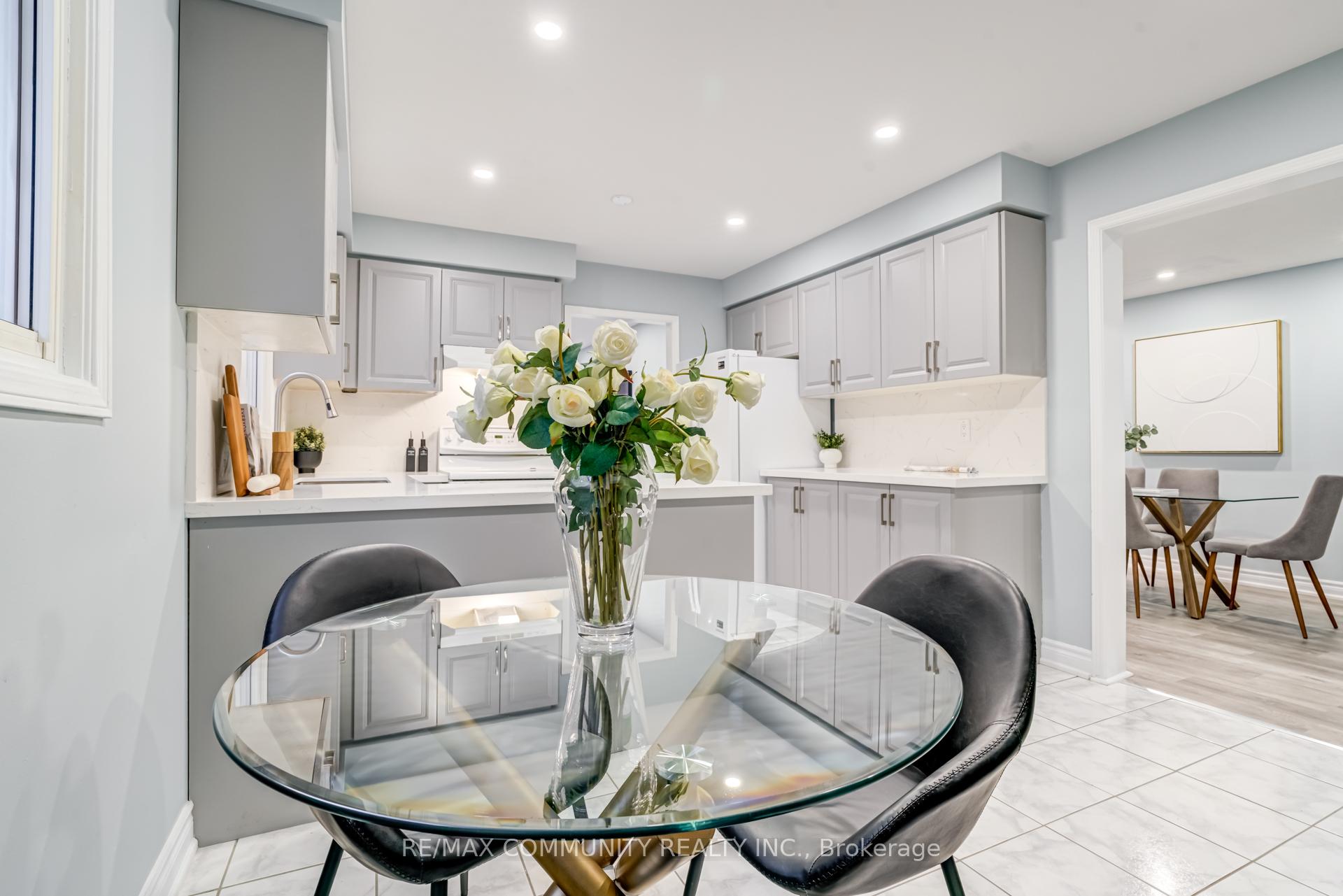 Photo 9 of 37 Irenemount Crescent, Markham, Middlefield — HOMEH