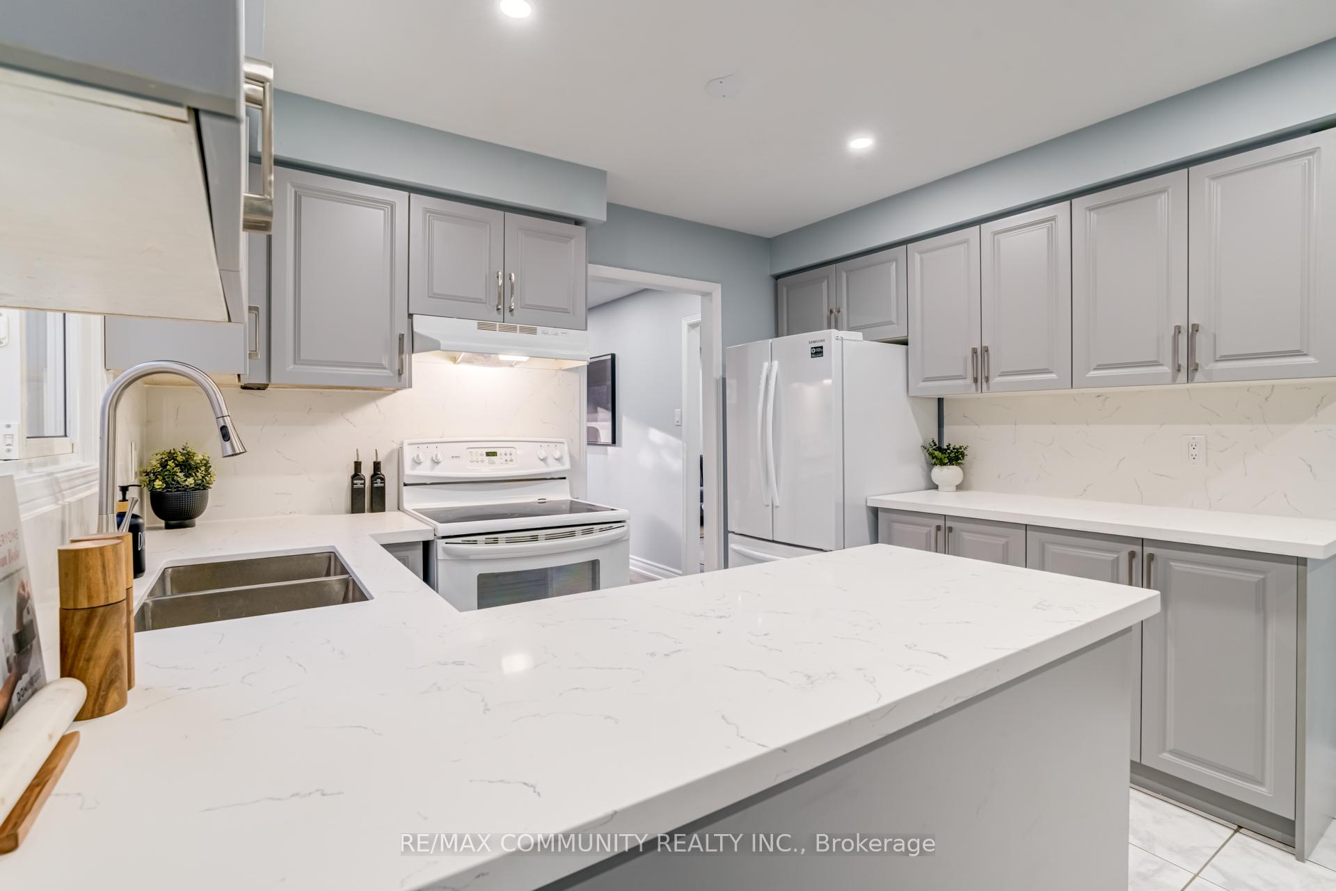 Photo 4 of 37 Irenemount Crescent, Markham, Middlefield — HOMEH