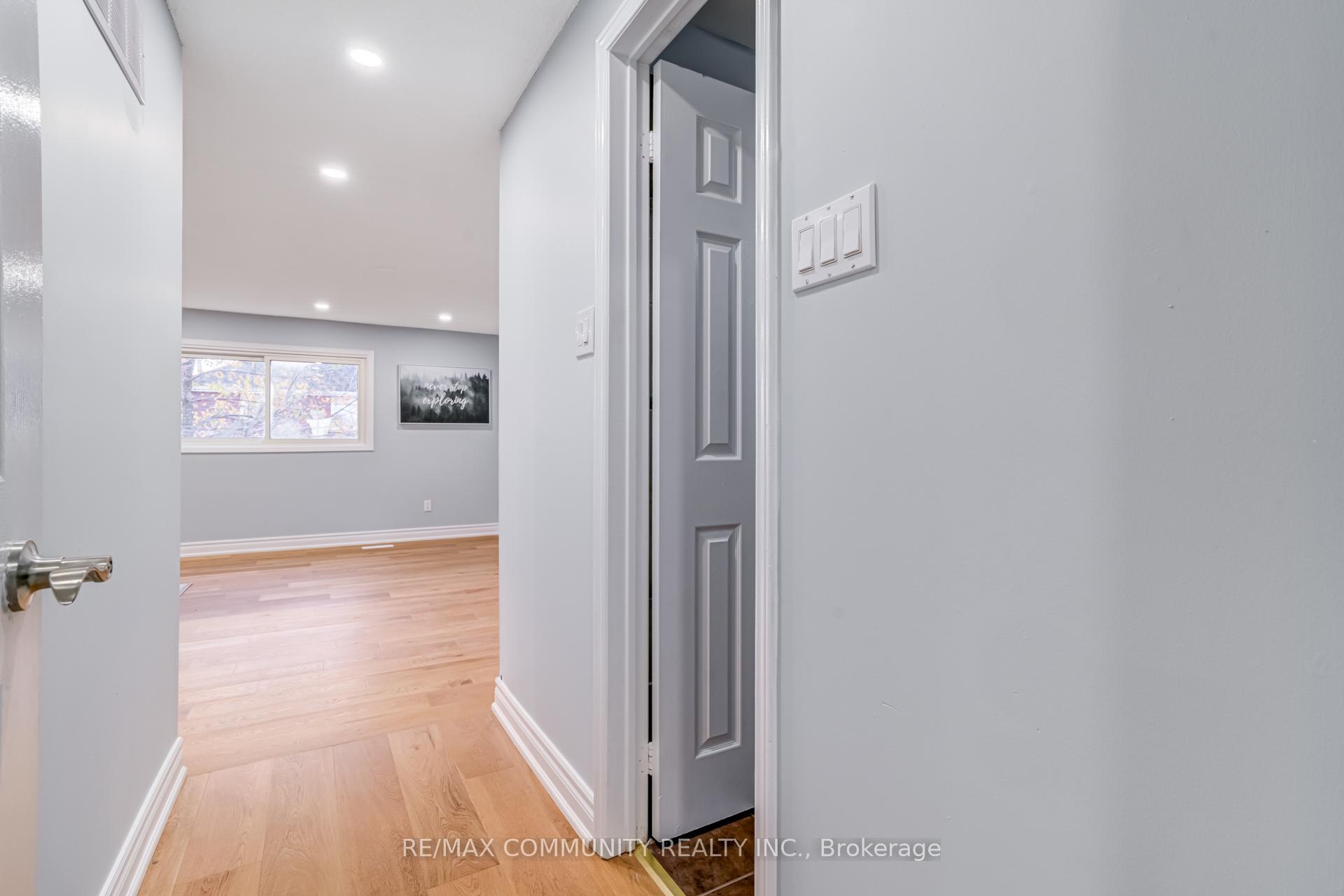 Photo 12 of 37 Irenemount Crescent, Markham, Middlefield — HOMEH