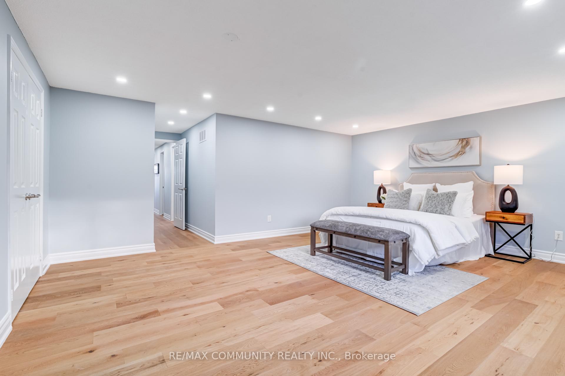 Photo 16 of 37 Irenemount Crescent, Markham, Middlefield — HOMEH