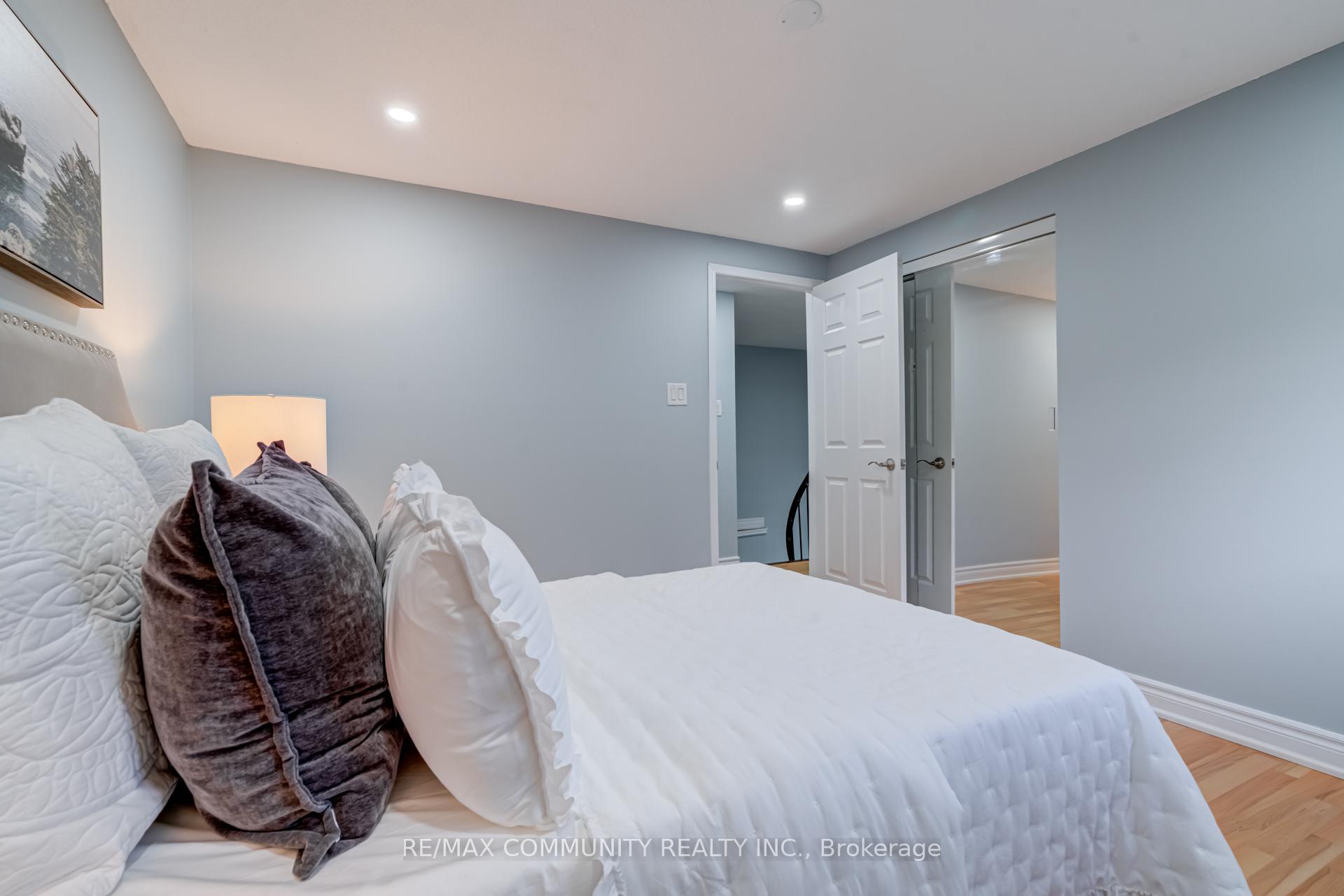 Photo 18 of 37 Irenemount Crescent, Markham, Middlefield — HOMEH
