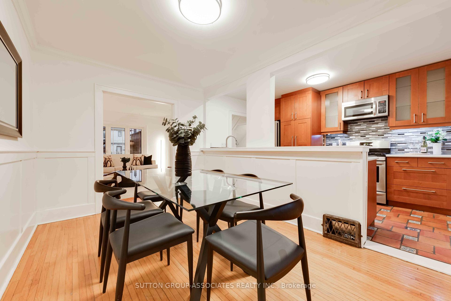 Photo 3 of 82 Roseneath Gardens, Toronto, Oakwood Village — HOMEH