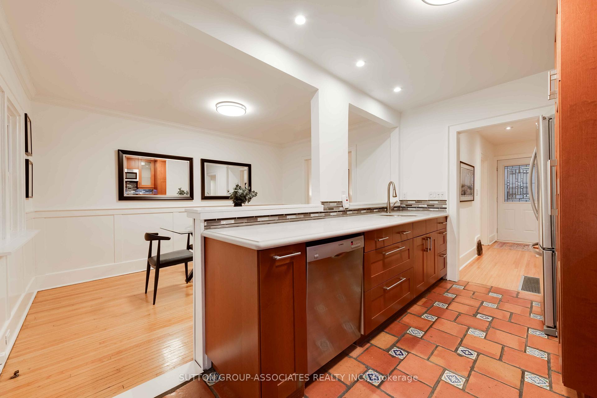 Photo 5 of 82 Roseneath Gardens, Toronto, Oakwood Village — HOMEH