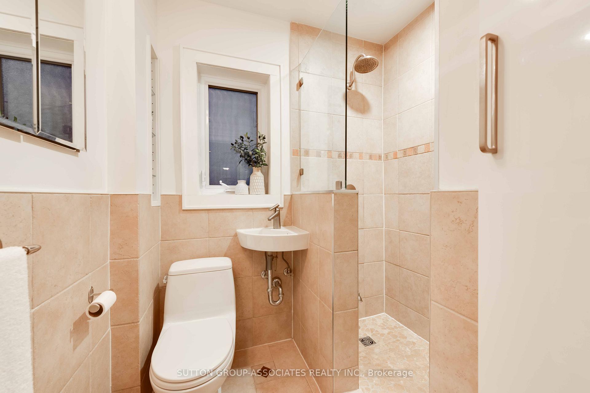 Photo 7 of 82 Roseneath Gardens, Toronto, Oakwood Village — HOMEH
