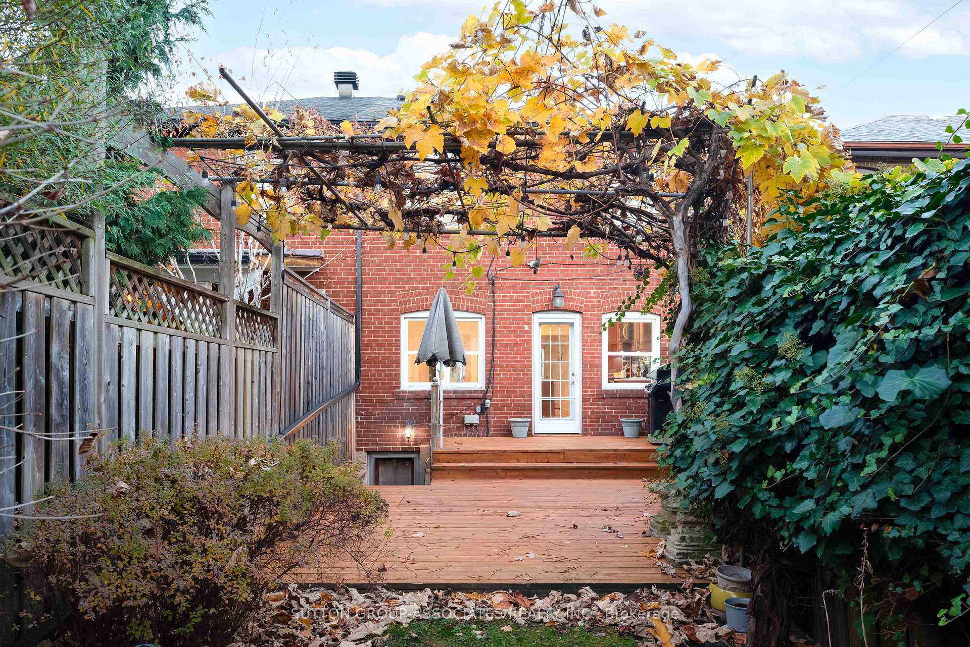 Photo 10 of 82 Roseneath Gardens, Toronto, Oakwood Village — HOMEH