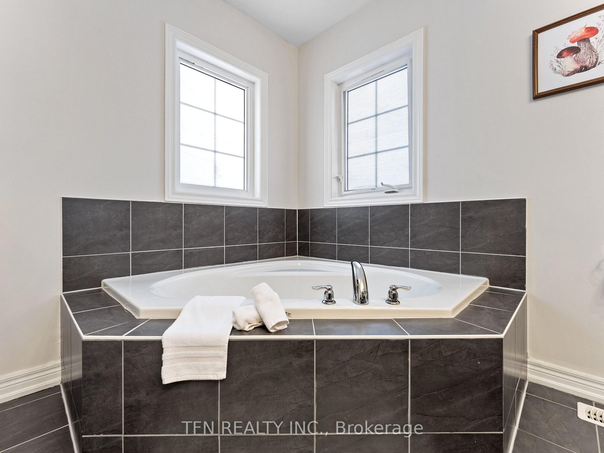 Photo 29 of 72 Fred Jackman Avenue, Clarington, Bowmanville — HOMEH