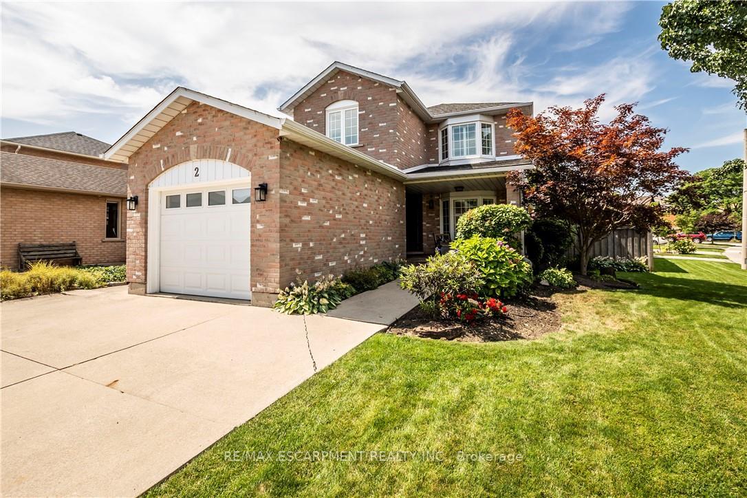 Front of 2 Aquasanta Crescent W