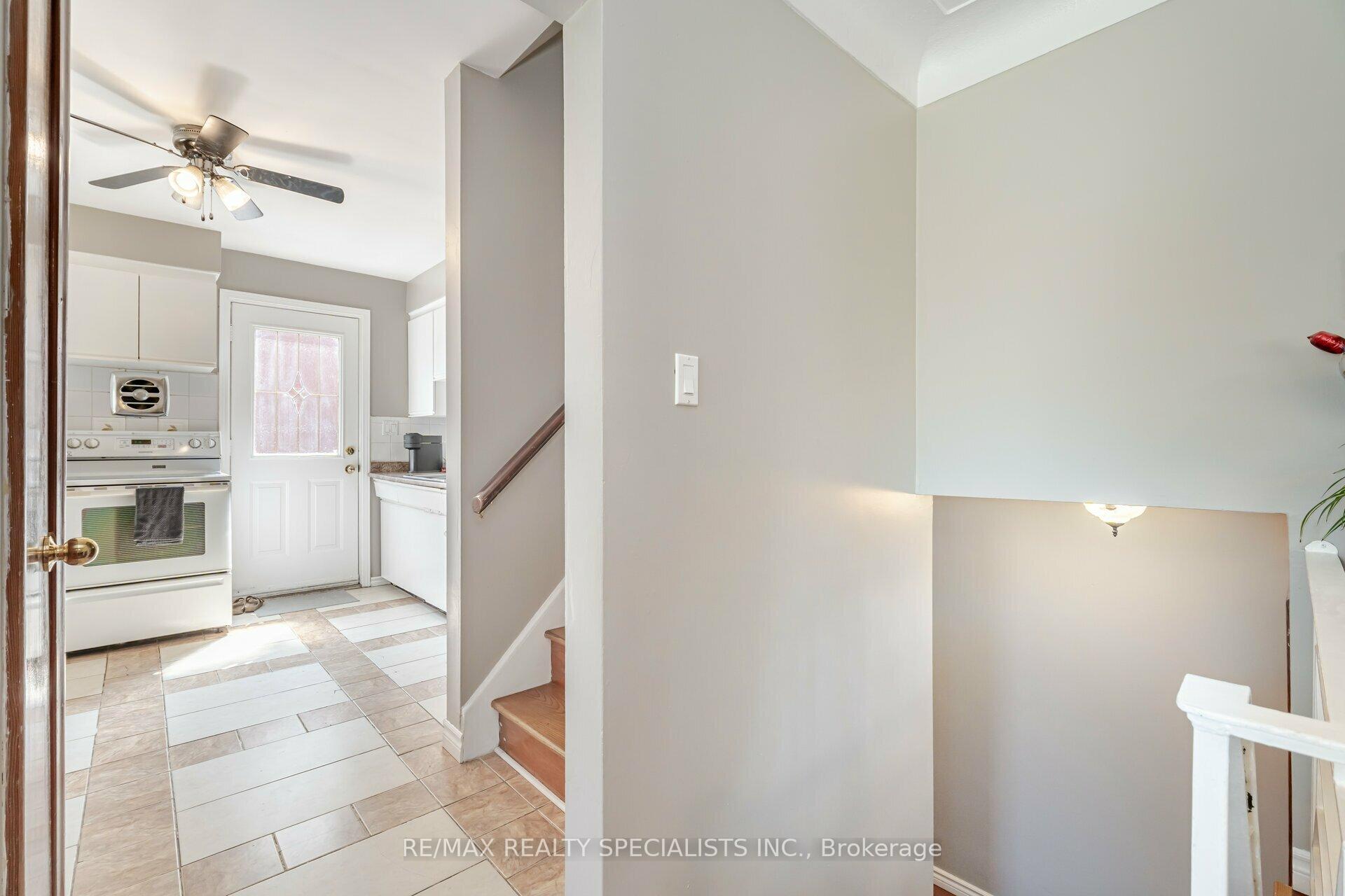 Photo 4 of 830 Upper Wellington Street, Hamilton, Centremount — HOMEH