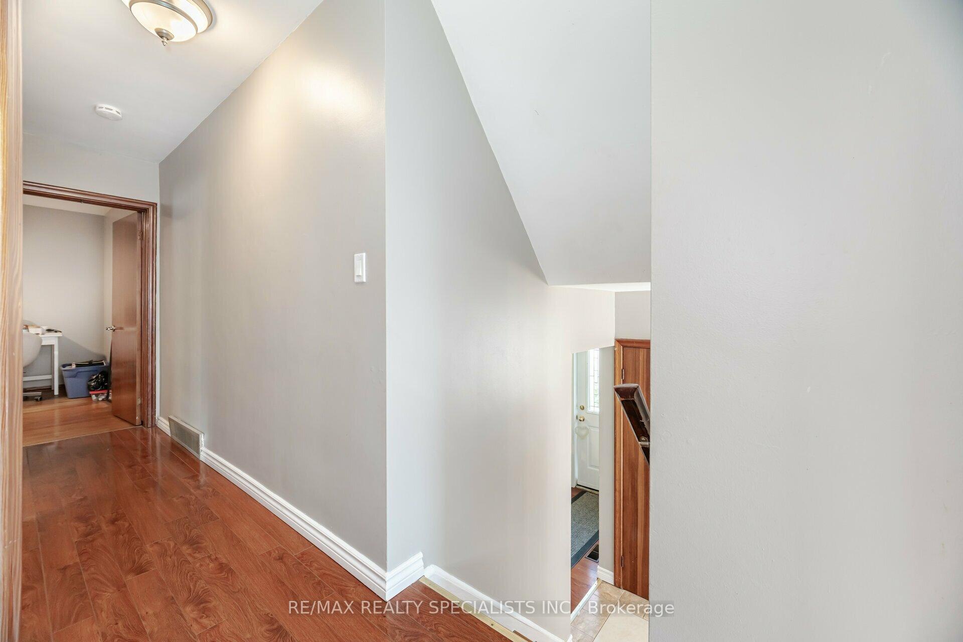 Photo 2 of 830 Upper Wellington Street, Hamilton, Centremount — HOMEH