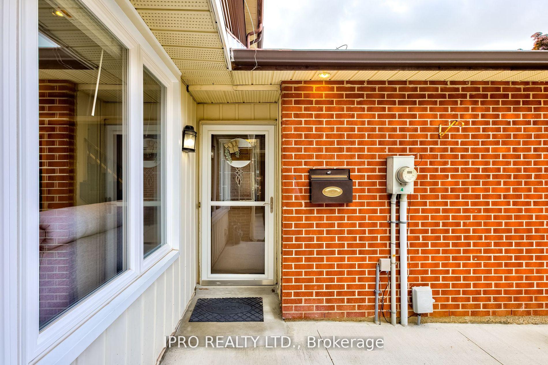 Photo 8 of 31 Barrington Crescent, Brampton, Heart Lake East — HOMEH