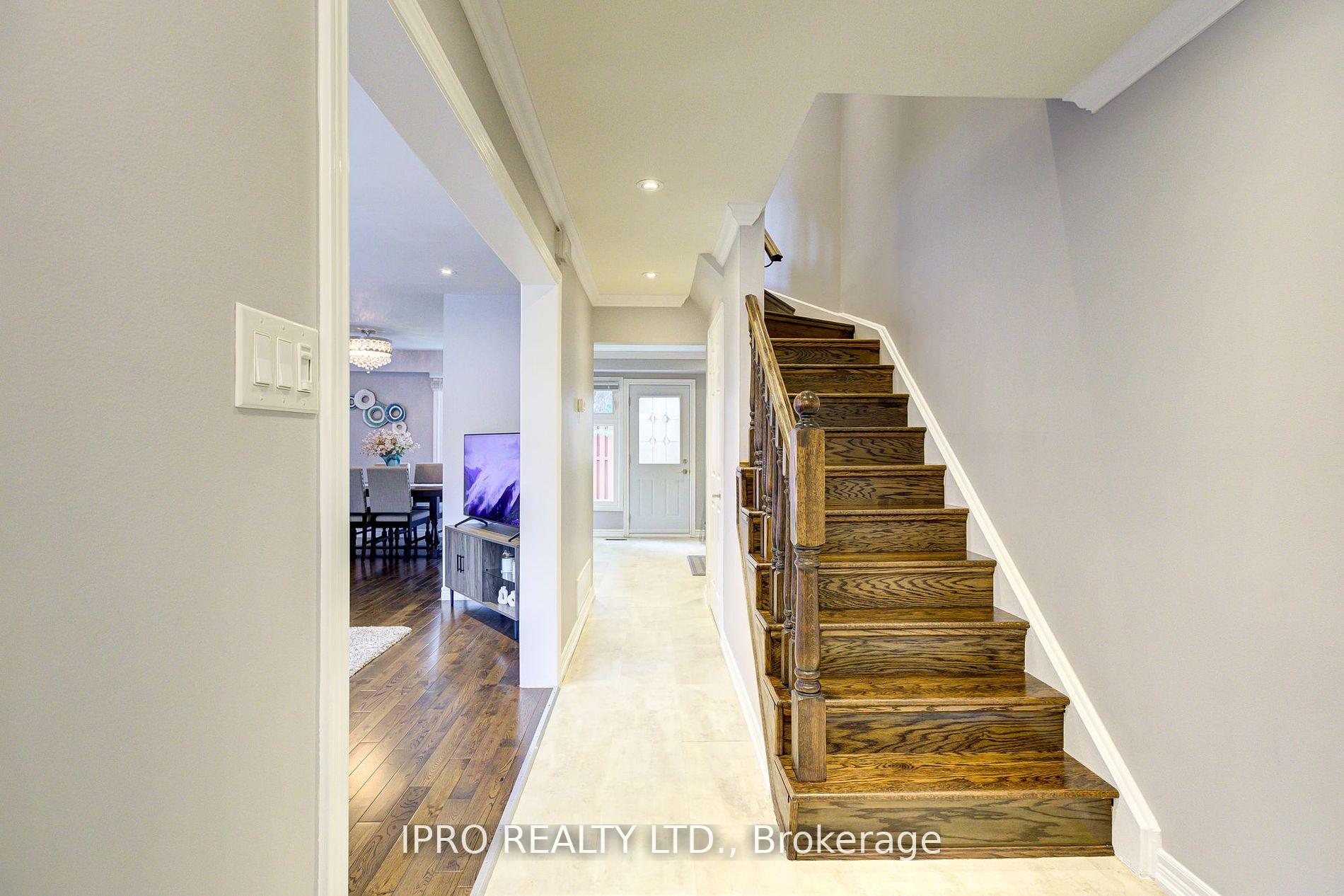 Photo 7 of 31 Barrington Crescent, Brampton, Heart Lake East — HOMEH