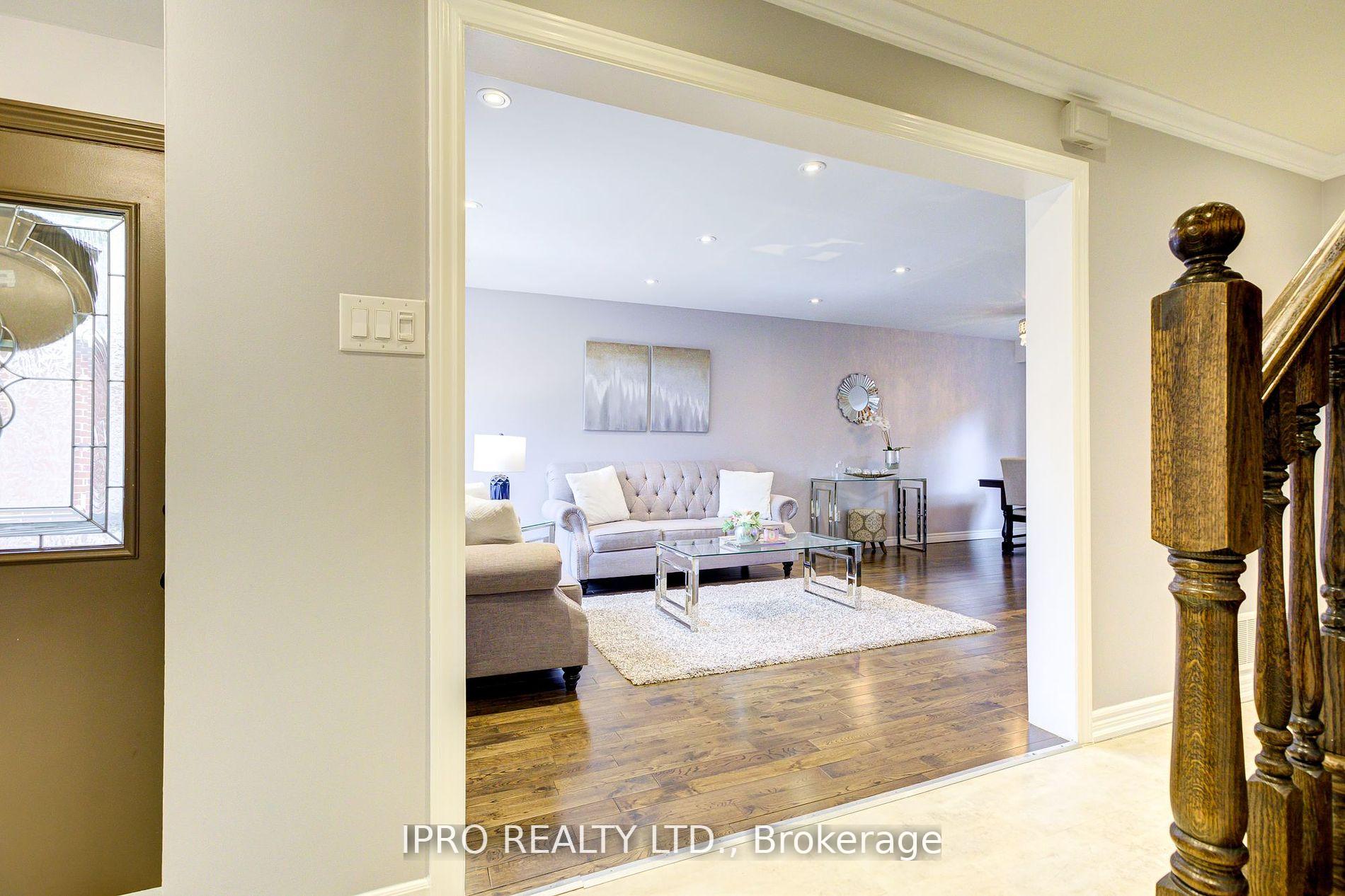 Photo 11 of 31 Barrington Crescent, Brampton, Heart Lake East — HOMEH