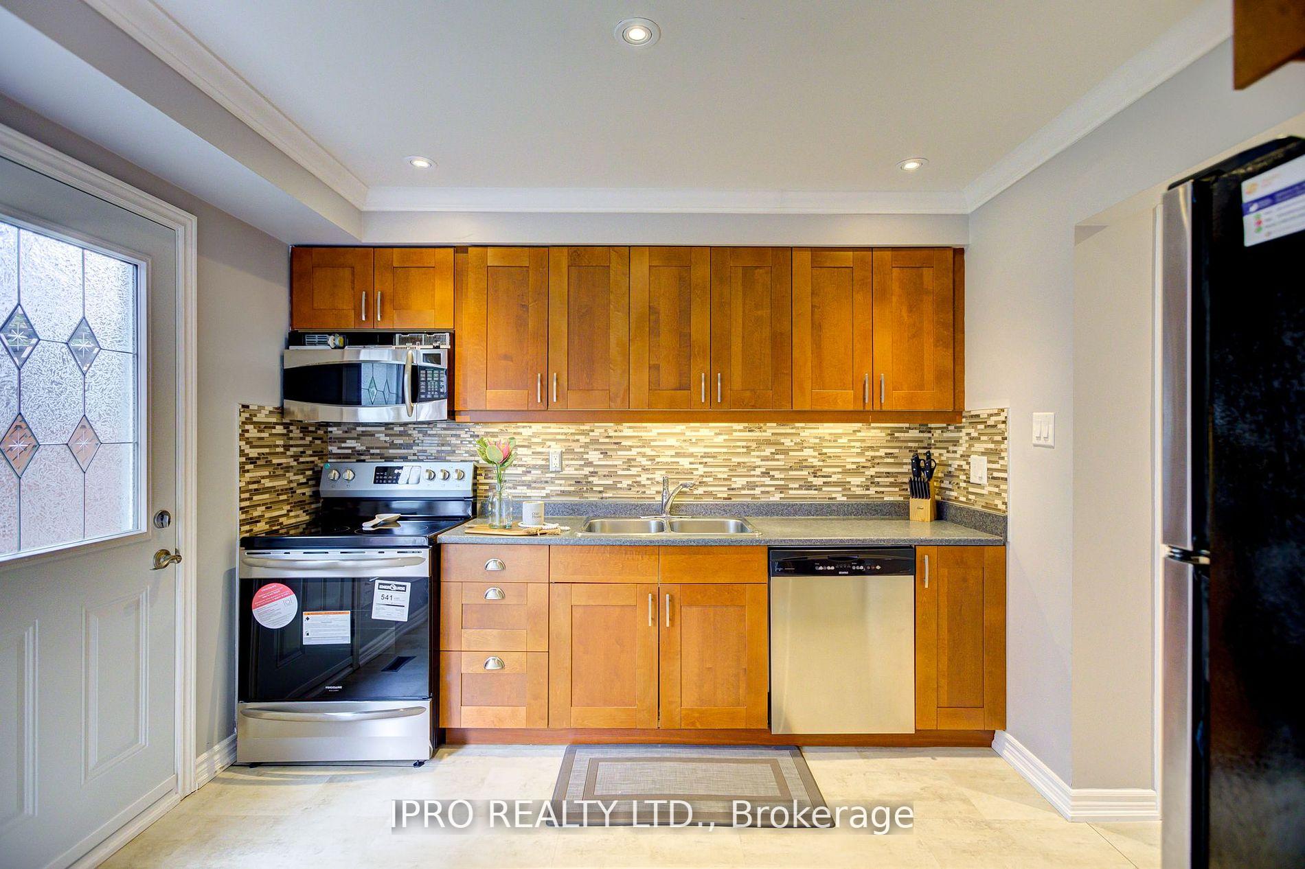 Photo 9 of 31 Barrington Crescent, Brampton, Heart Lake East — HOMEH