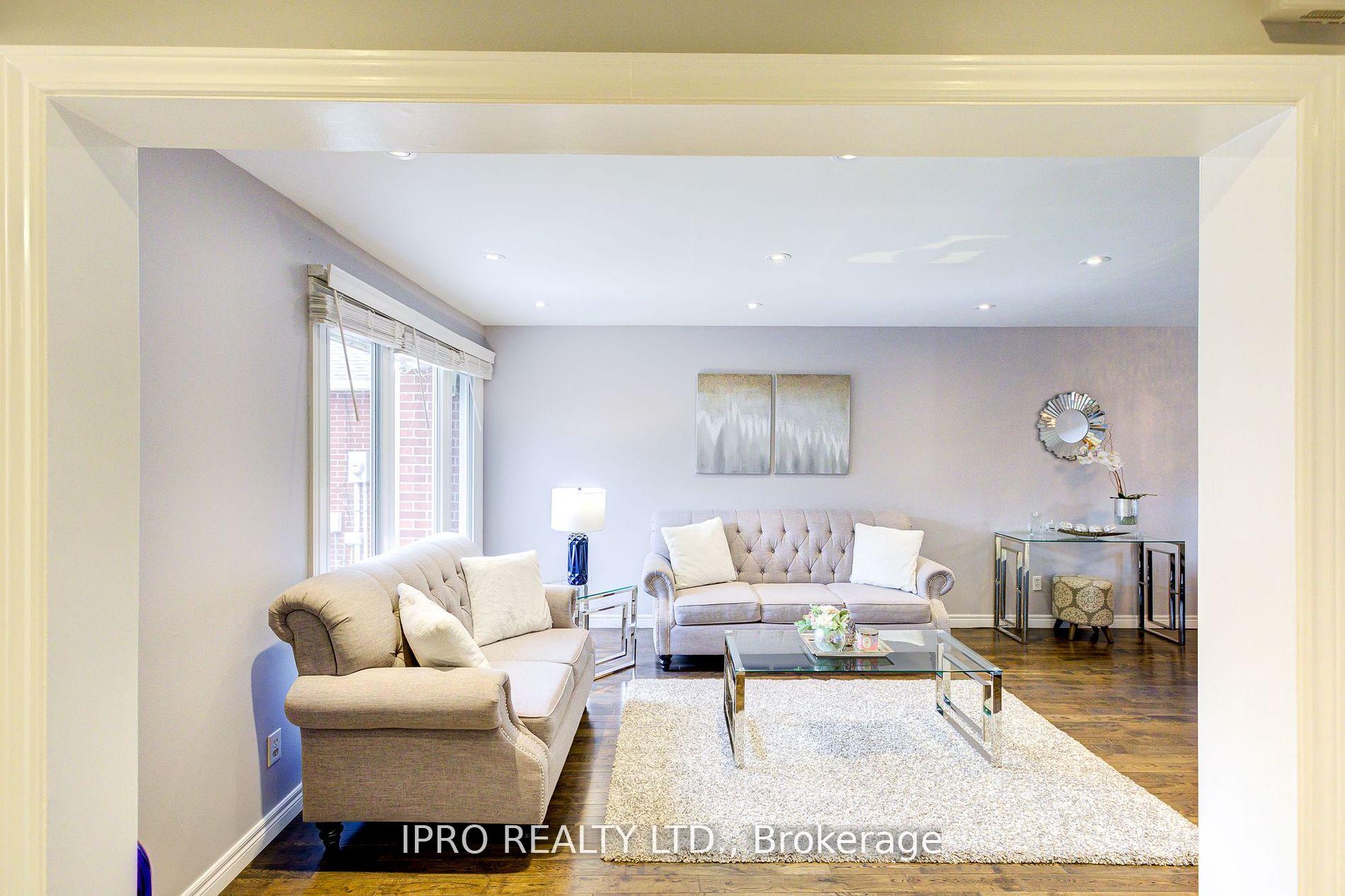 Photo 13 of 31 Barrington Crescent, Brampton, Heart Lake East — HOMEH