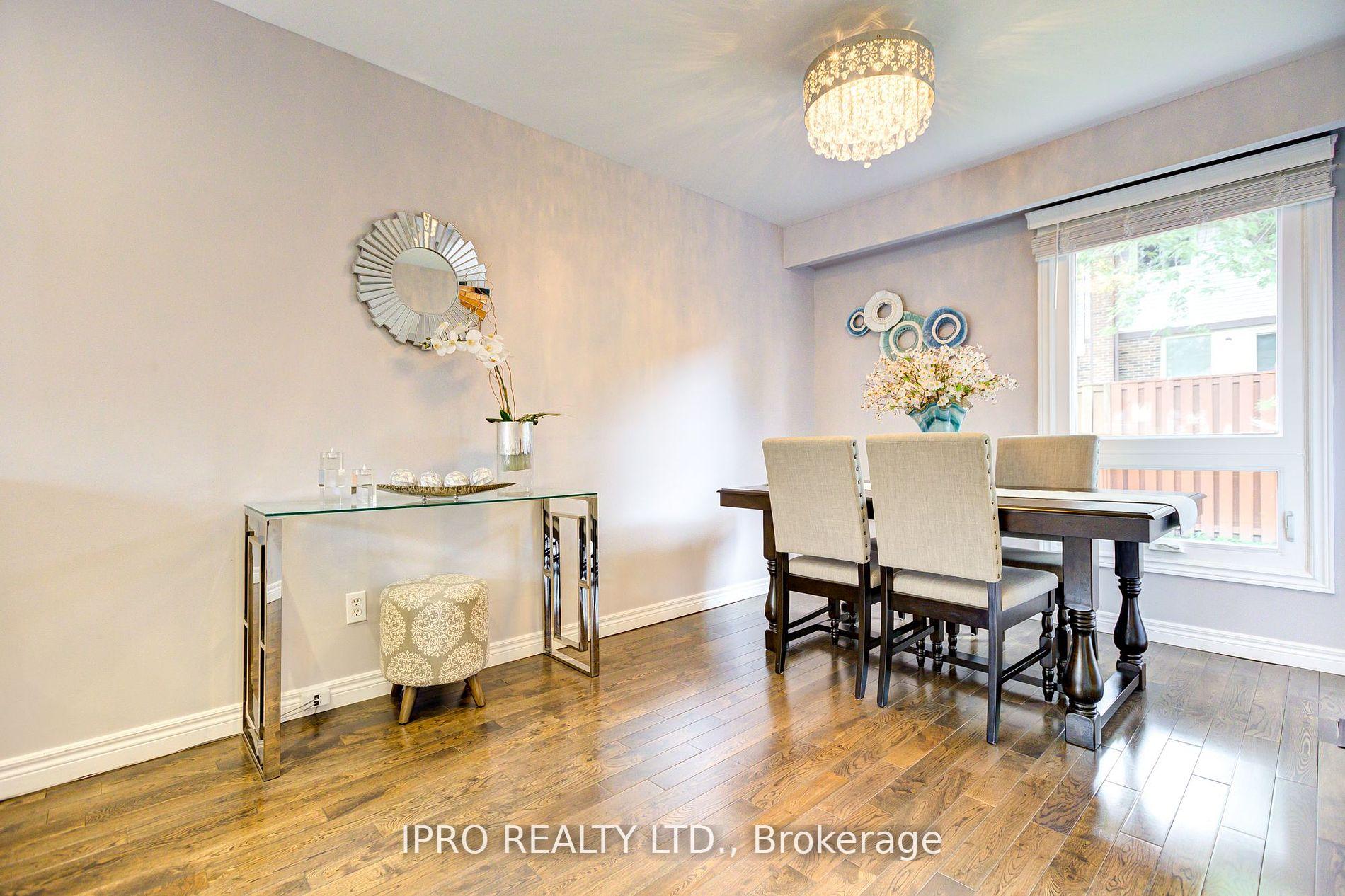 Photo 10 of 31 Barrington Crescent, Brampton, Heart Lake East — HOMEH