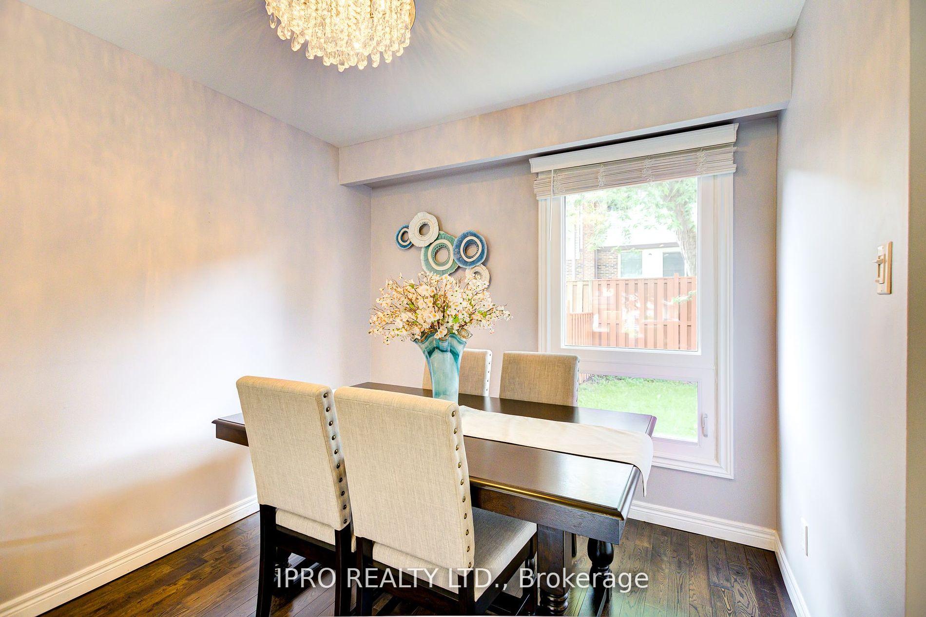 Photo 12 of 31 Barrington Crescent, Brampton, Heart Lake East — HOMEH