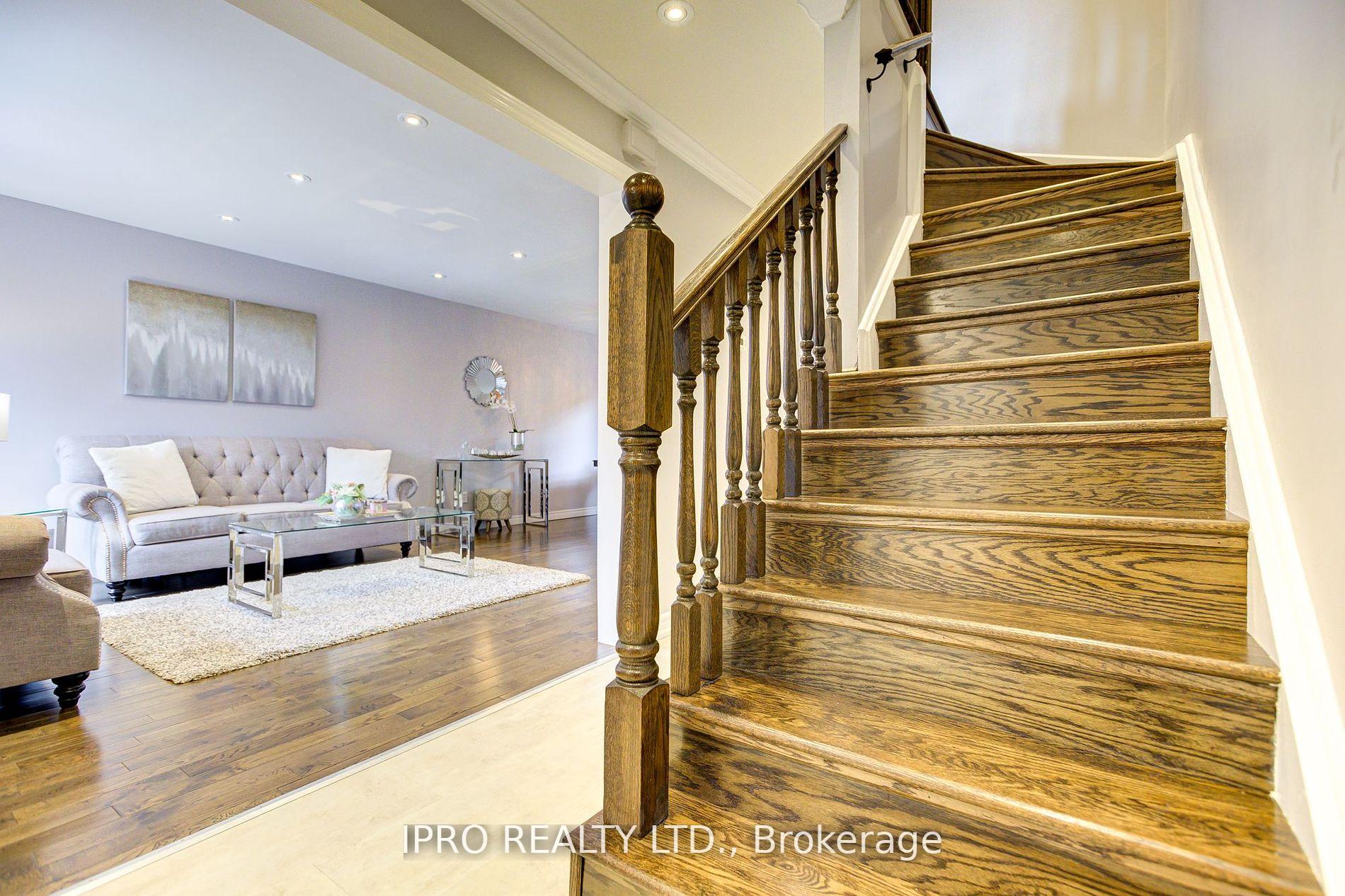 Photo 16 of 31 Barrington Crescent, Brampton, Heart Lake East — HOMEH