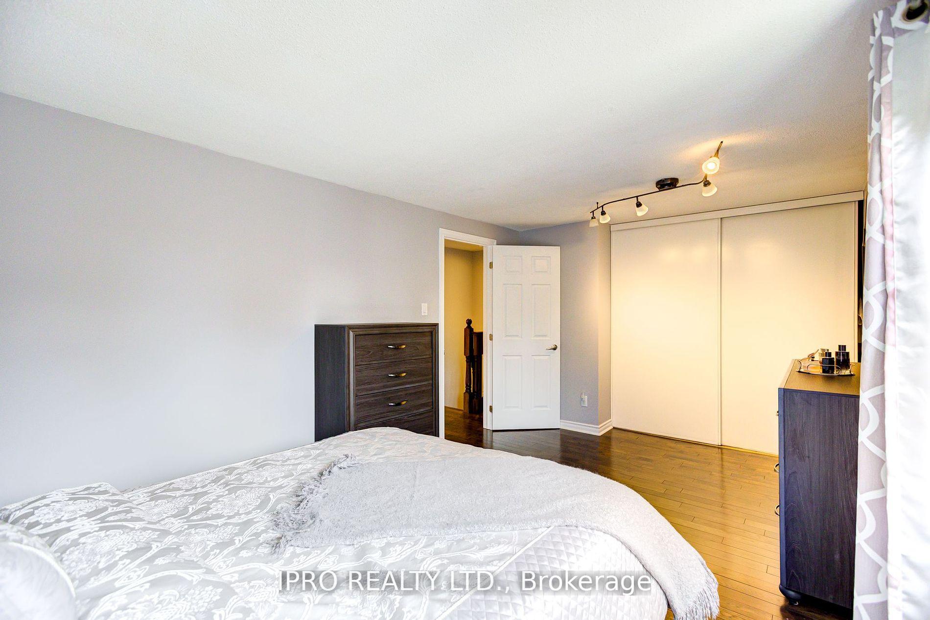 Photo 20 of 31 Barrington Crescent, Brampton, Heart Lake East — HOMEH