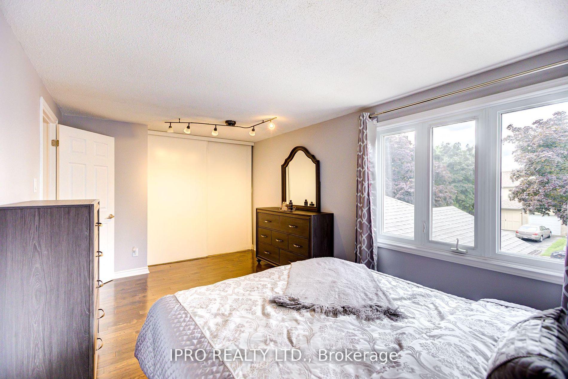 Photo 21 of 31 Barrington Crescent, Brampton, Heart Lake East — HOMEH