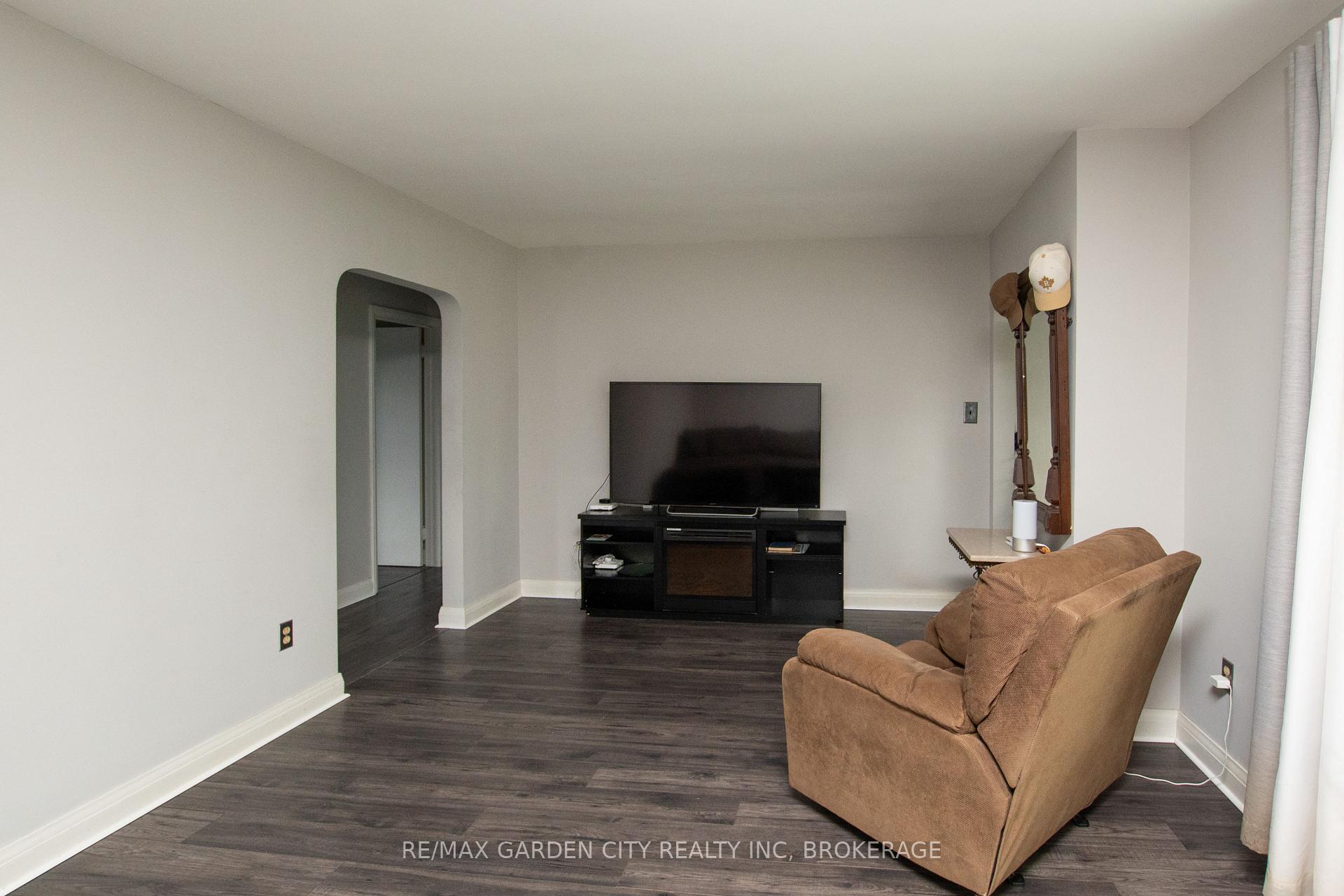 Photo 2 of 37 Mcdonald Avenue, Thorold, Thorold Downtown — HOMEH