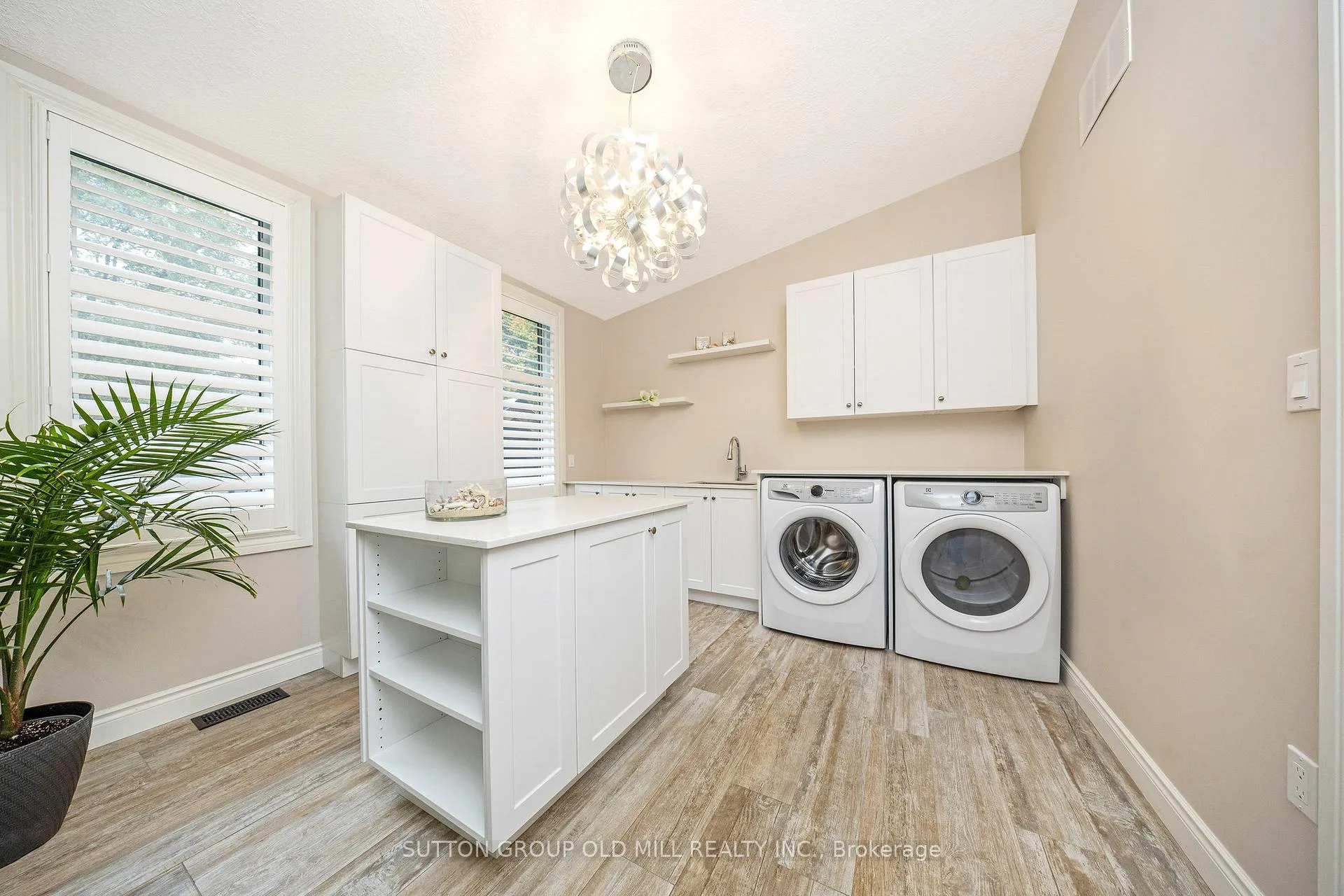 Photo 13 of 17 Miller Drive, Hamilton, Ancaster — HOMEH