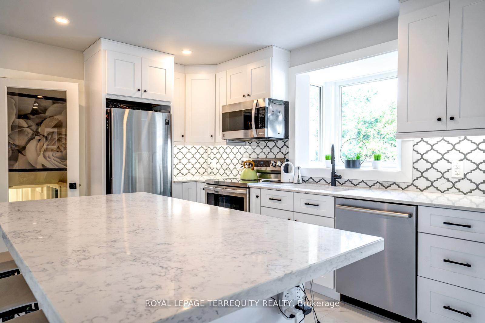 Photo 15 of 390 Little Avenue, Barrie, Allandale — HOMEH