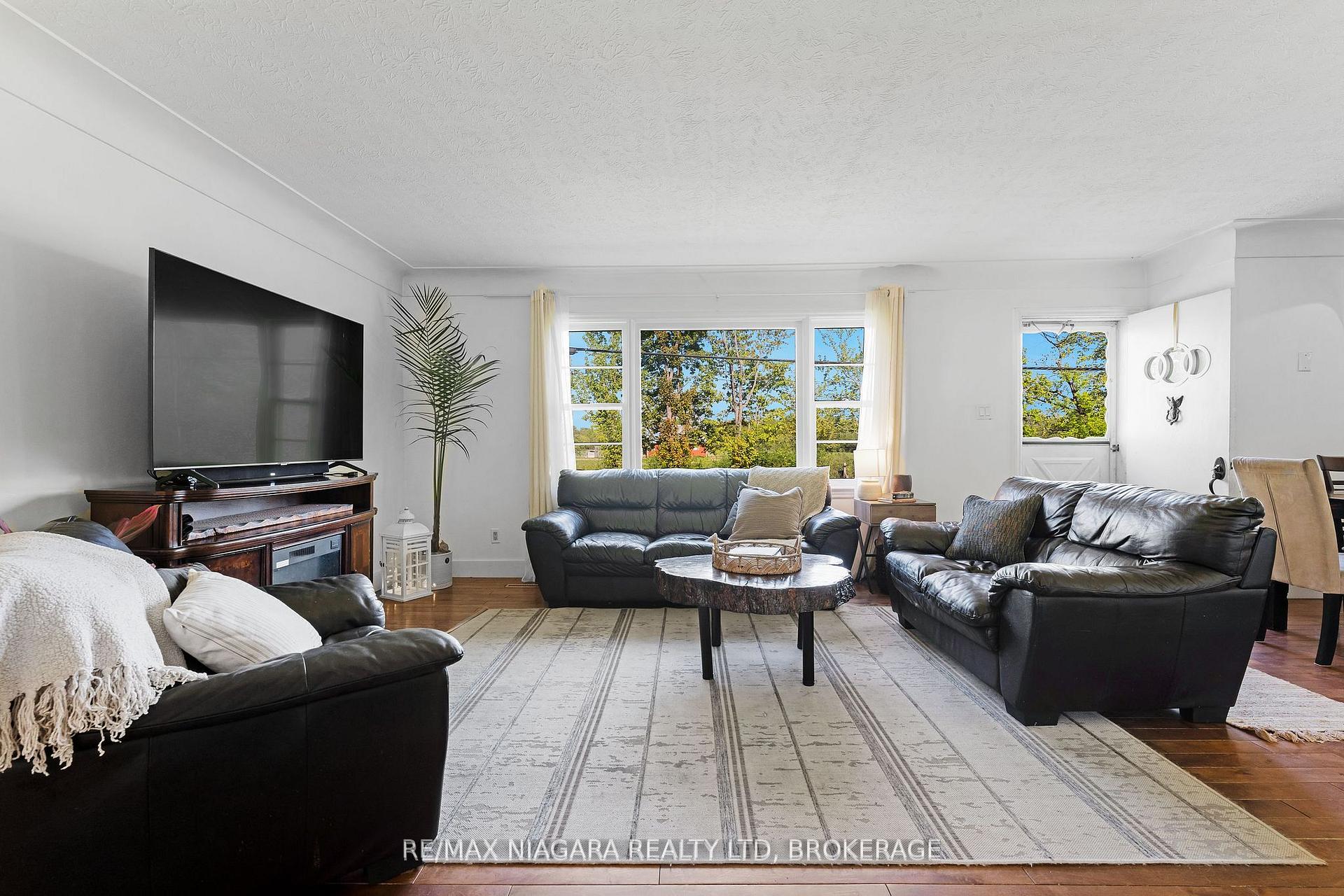Photo 2 of 958 Silver Bay Road, Port Colborne, Sherkston — HOMEH
