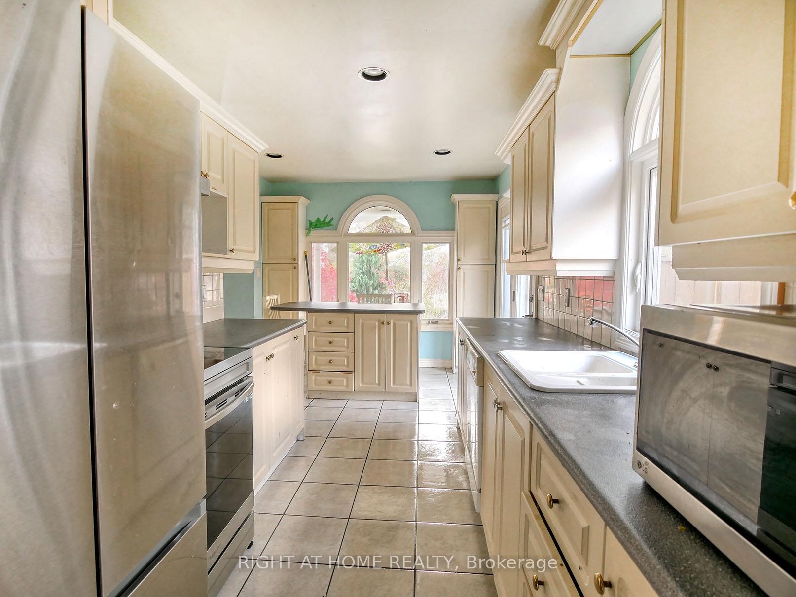Photo 3 of 8 Darwin Place, Brampton, Heart Lake West — HOMEH