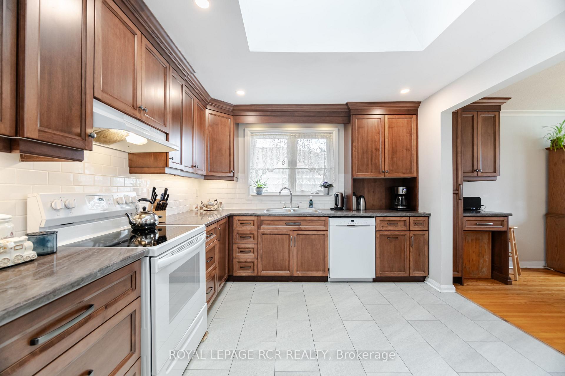 Photo 3 of 227 Elizabeth Street S, Brampton, Brampton South — HOMEH