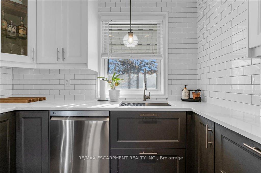 Photo 12 of 29 Montrose Avenue, Hamilton, Rosedale — HOMEH