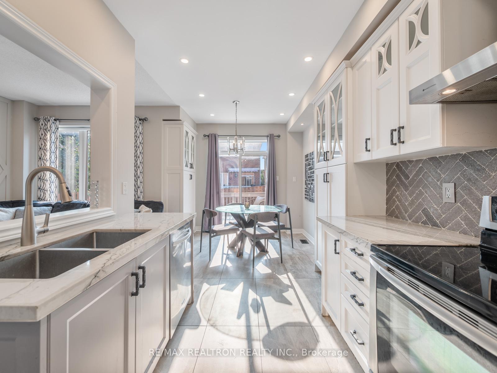 Photo 2 of 115 Laramie Crescent, Vaughan, Patterson — HOMEH