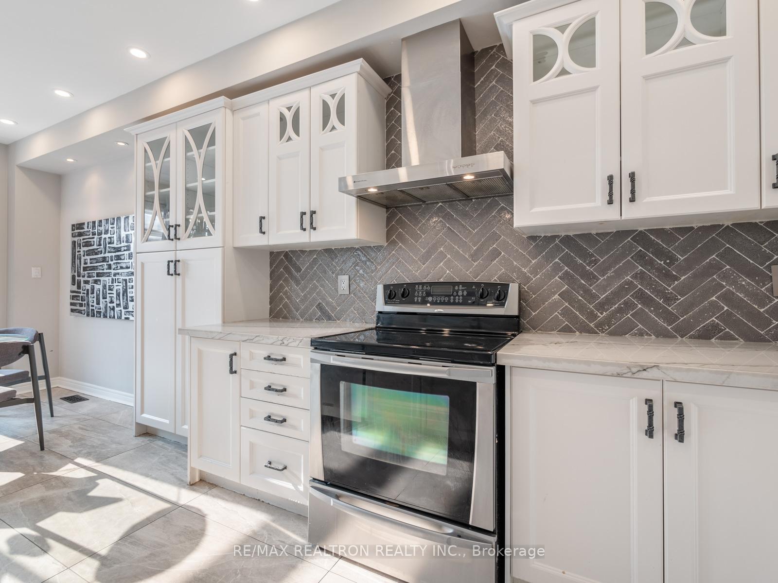 Photo 3 of 115 Laramie Crescent, Vaughan, Patterson — HOMEH