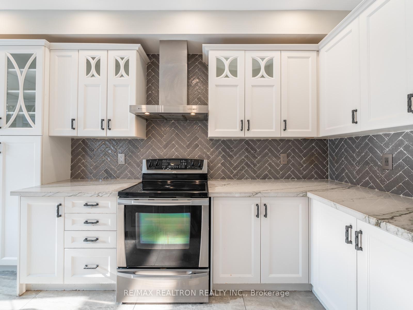 Photo 4 of 115 Laramie Crescent, Vaughan, Patterson — HOMEH
