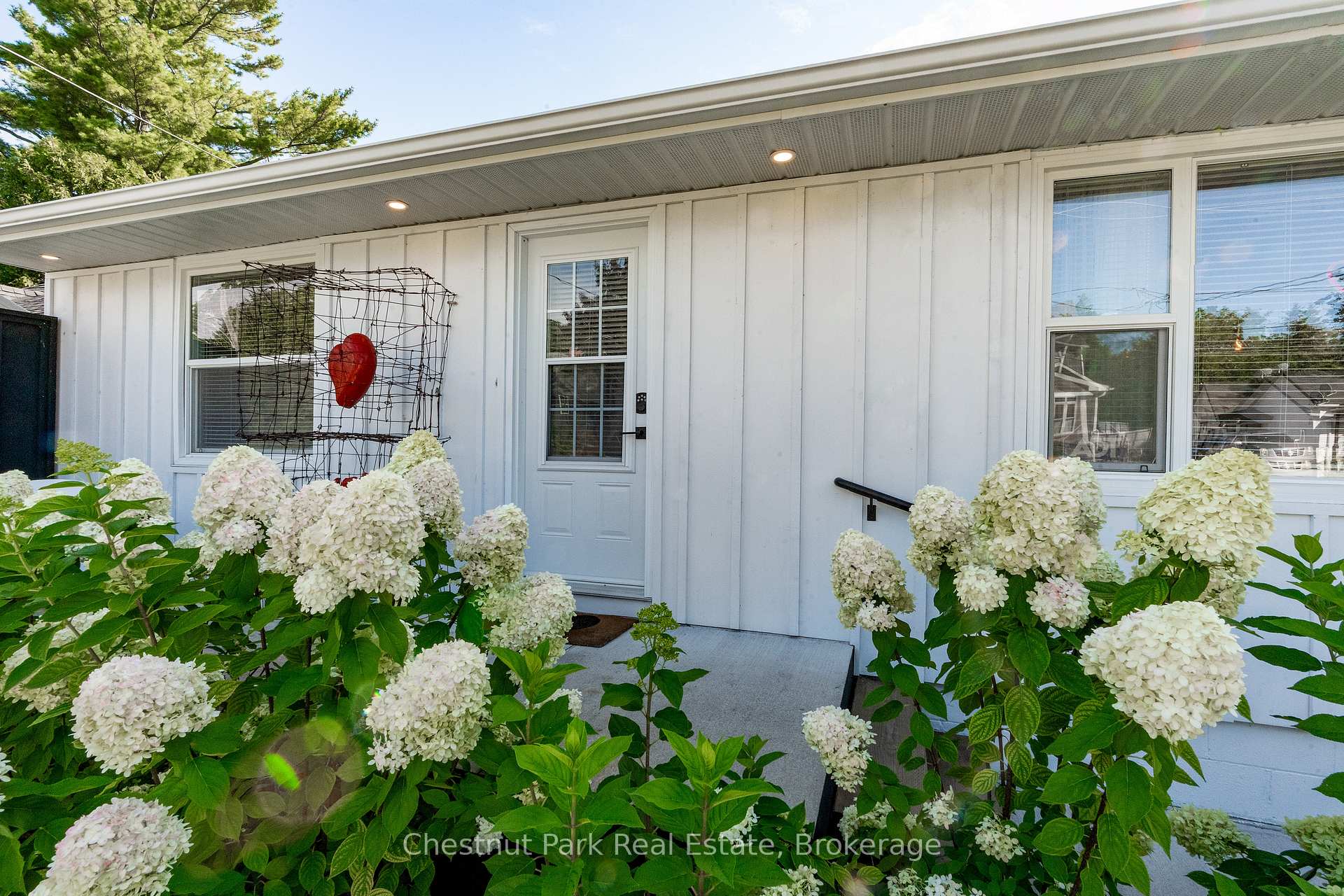 Photo 2 of 323 Oak Street, Collingwood — HOMEH
