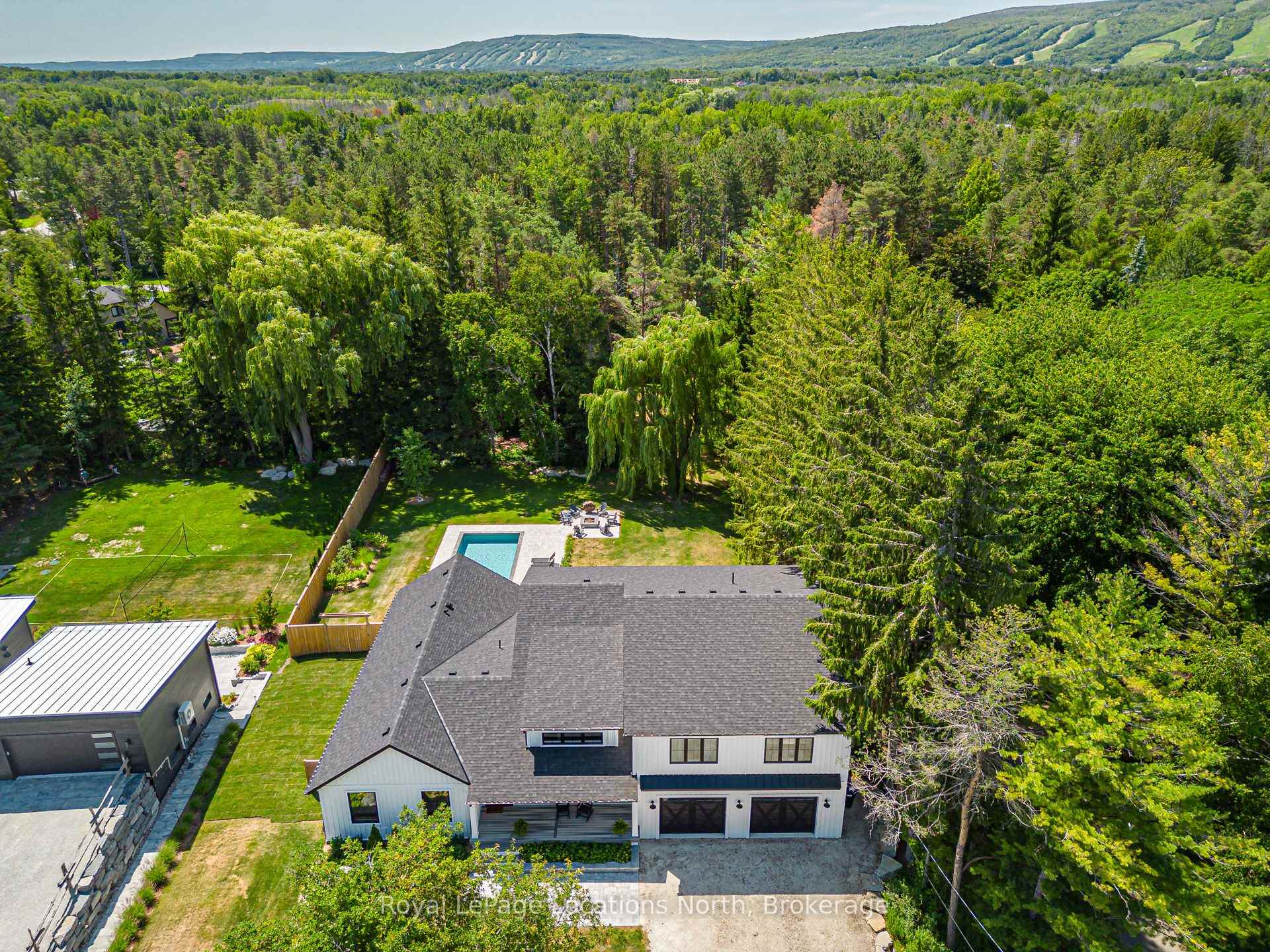 Photo 26 of 39 Silvercreek Drive, Collingwood — HOMEH