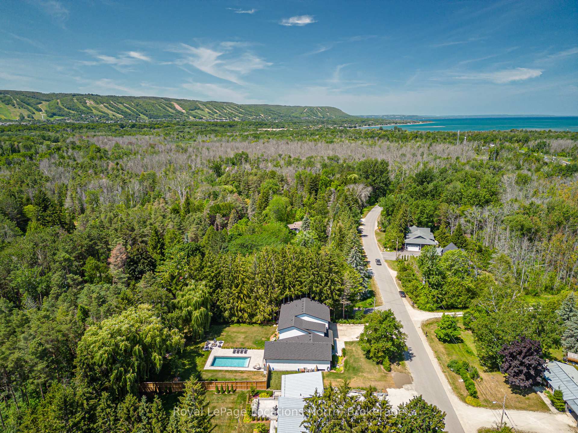 Photo 13 of 39 Silvercreek Drive, Collingwood — HOMEH