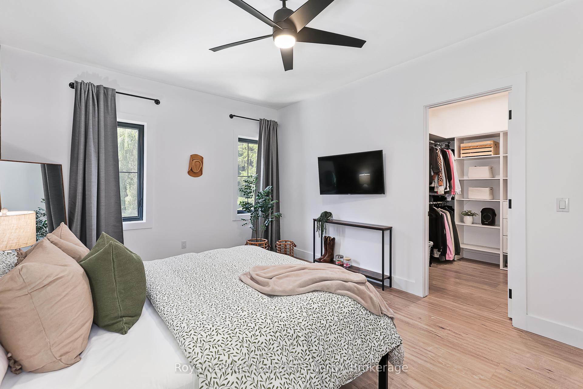 Photo 25 of 39 Silvercreek Drive, Collingwood — HOMEH