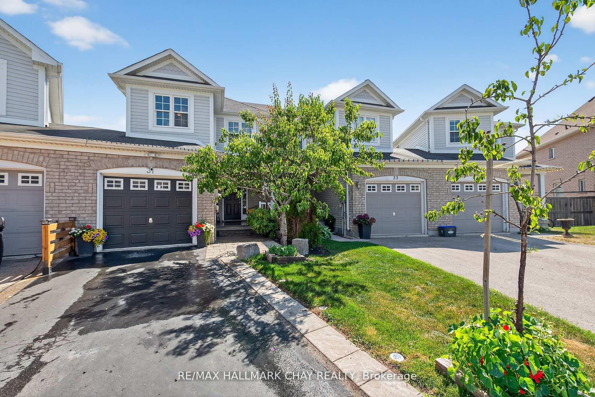 Photo 3 of 31 Lancaster Court, Barrie, Innis-Shore — HOMEH