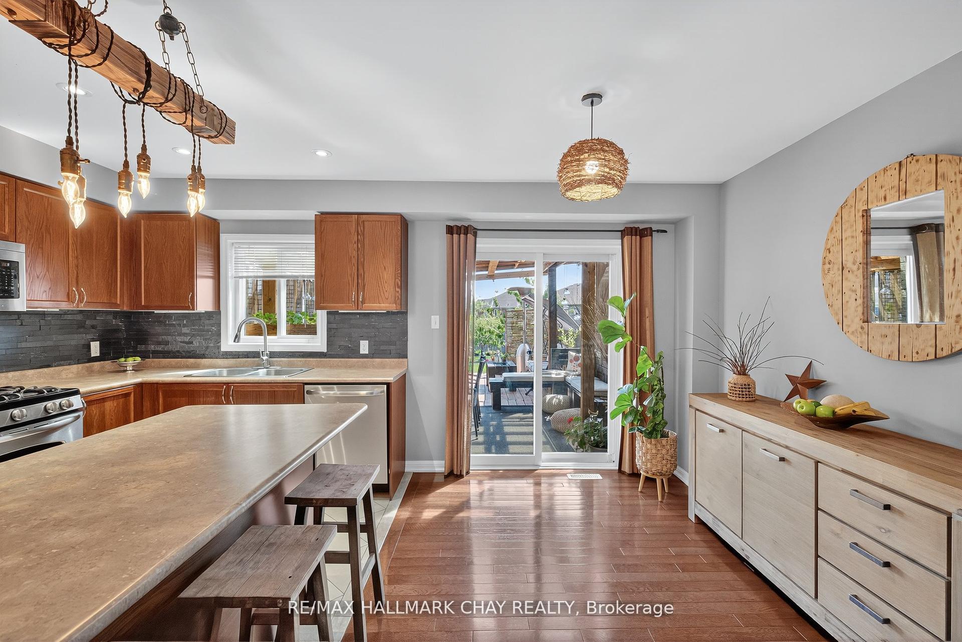Photo 12 of 31 Lancaster Court, Barrie, Innis-Shore — HOMEH