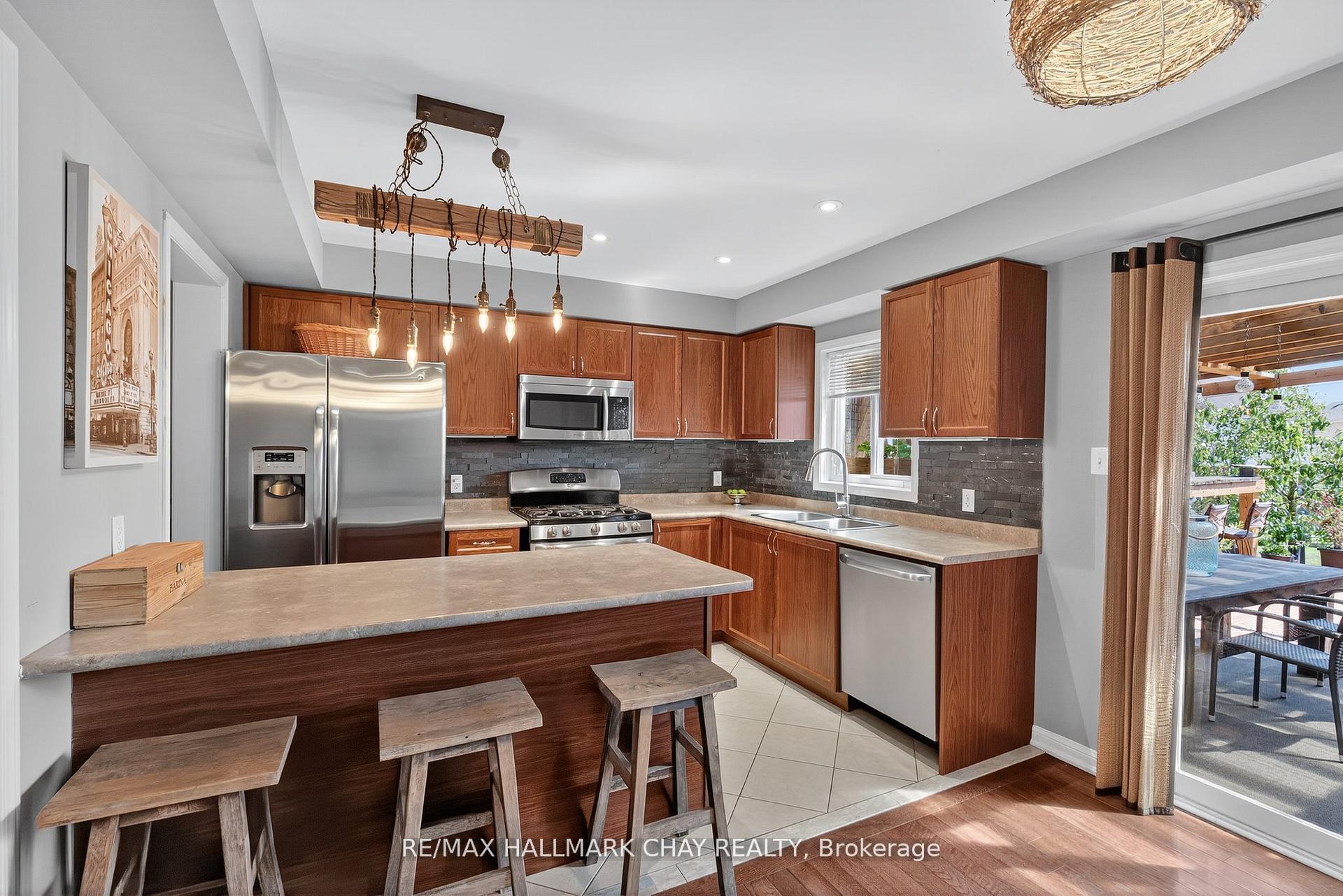 Photo 4 of 31 Lancaster Court, Barrie, Innis-Shore — HOMEH