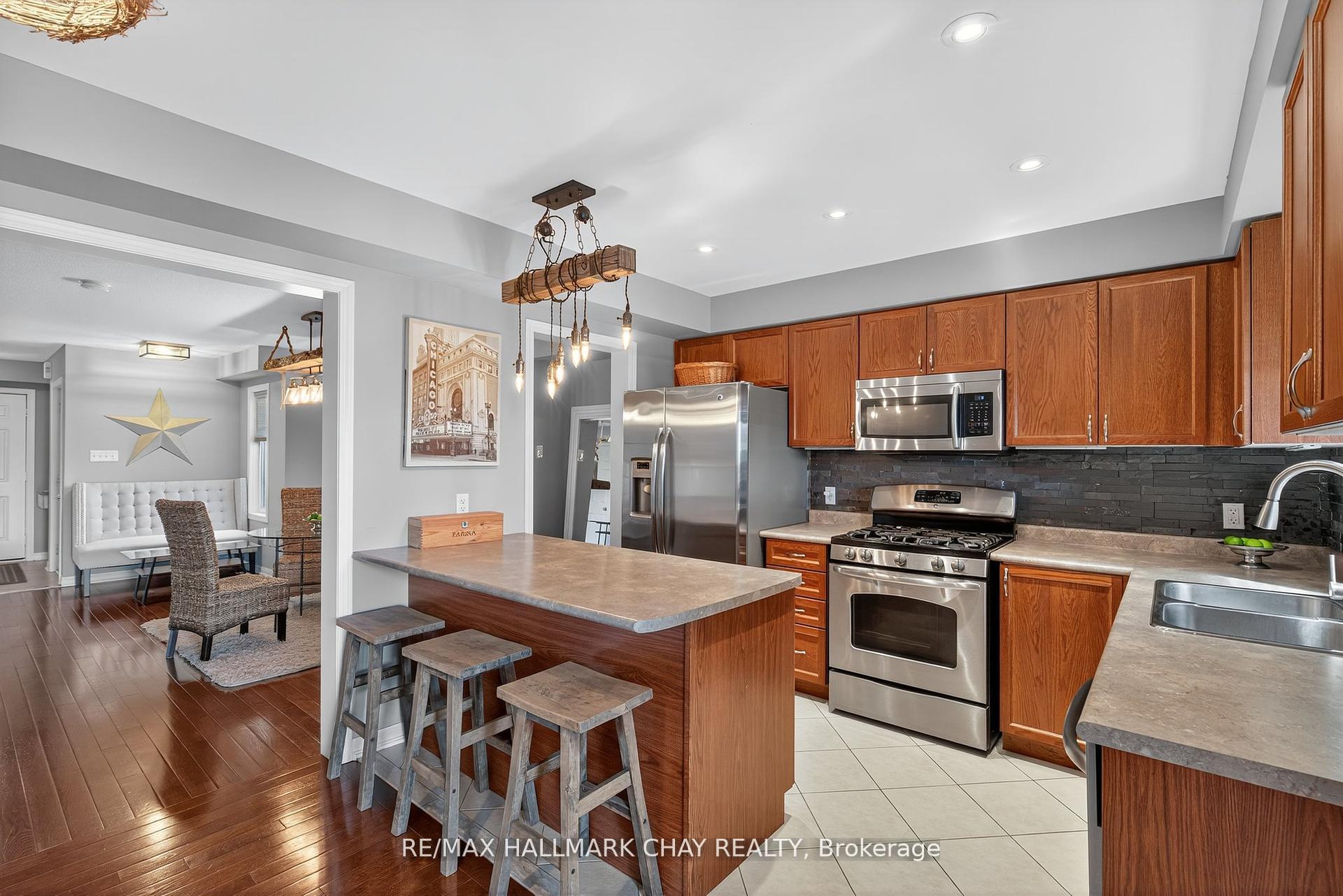Photo 8 of 31 Lancaster Court, Barrie, Innis-Shore — HOMEH
