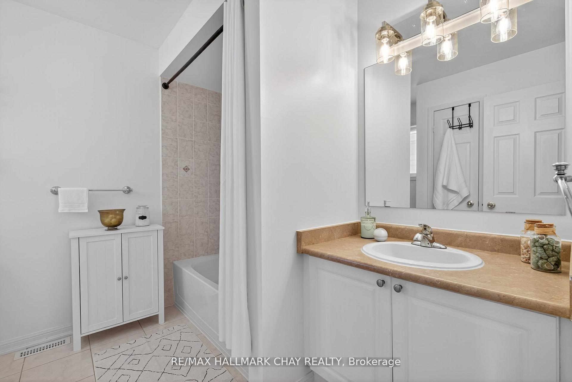 Photo 23 of 31 Lancaster Court, Barrie, Innis-Shore — HOMEH